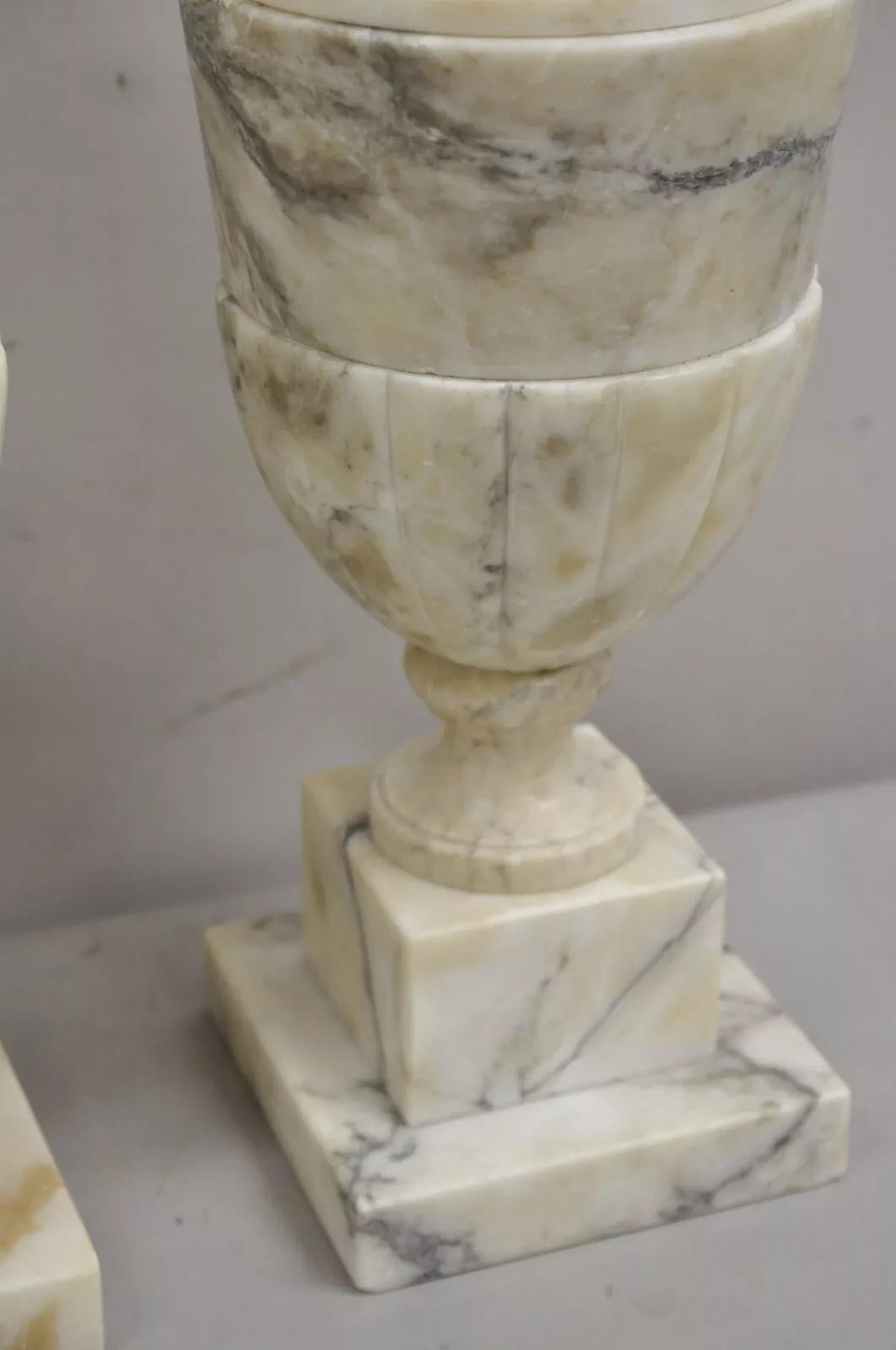 Paire de lampes de bureau italiennes néoclassiques anciennes en forme d'urne en marbre blanc sculpté en vente 1