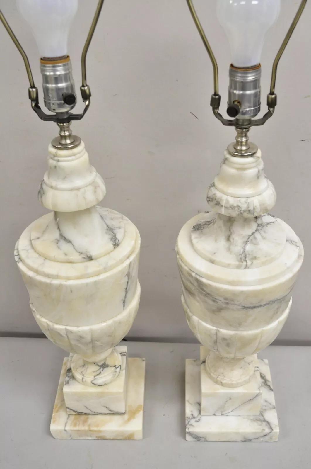 Paire de lampes de bureau italiennes néoclassiques anciennes en forme d'urne en marbre blanc sculpté en vente 2