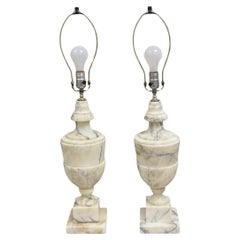 Antiche lampade da tavolo neoclassiche italiane intagliate a forma di urna in marmo bianco - una coppia