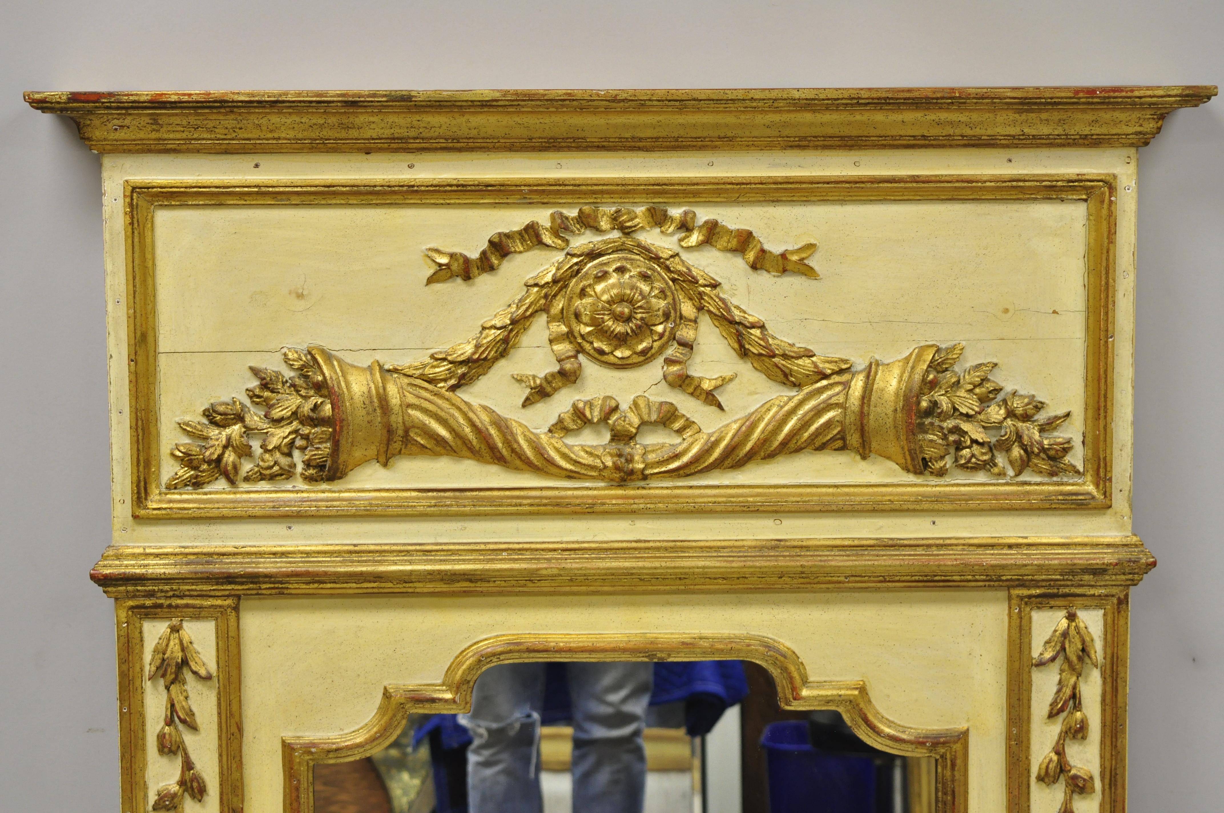 Antique miroir mural italien néoclassique en bois doré, grand trumeau 58 x 40. L'article présente un cadre en bois massif, une finition vieillie, des détails joliment sculptés, un cachet d'origine, un artisanat italien de qualité, un style et une