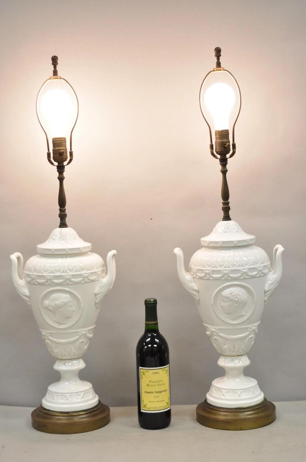 Antike italienische neoklassischen Stil Greco Roman Weißes Porzellan Twin Handle Urn Form Tischlampen mit Büsten von Julius Caesar und seine Frau Calpurnia - ein Paar. CIRCA Anfang des 20. Jahrhunderts. Abmessungen: 33,5
