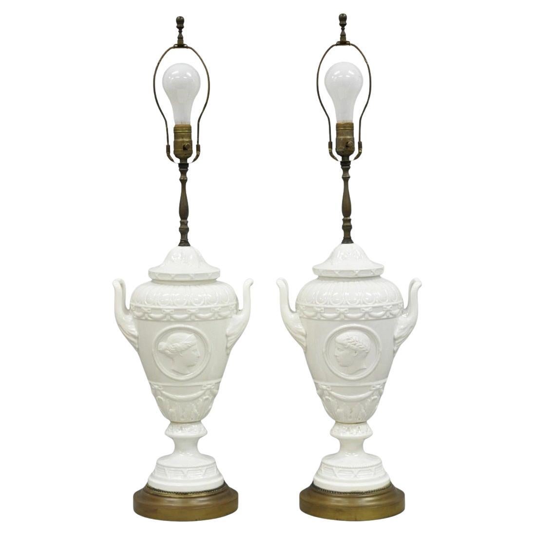 Anciennes lampes de table italiennes néoclassiques gréco-romaines en porcelaine blanche - Paire