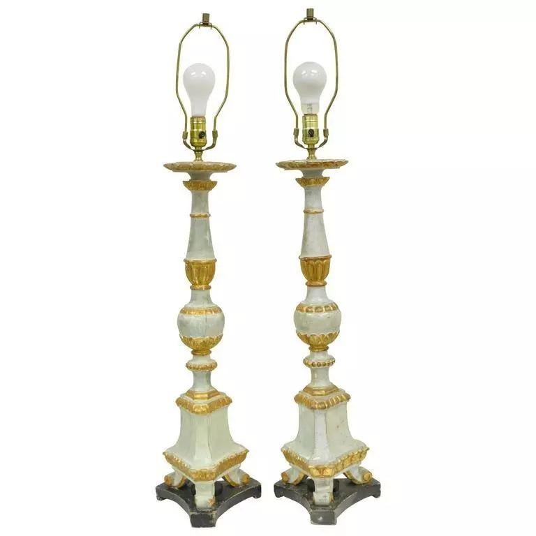 Antica lampada da tavolo neoclassica italiana in legno dorato intagliato a mano - coppia in vendita 3