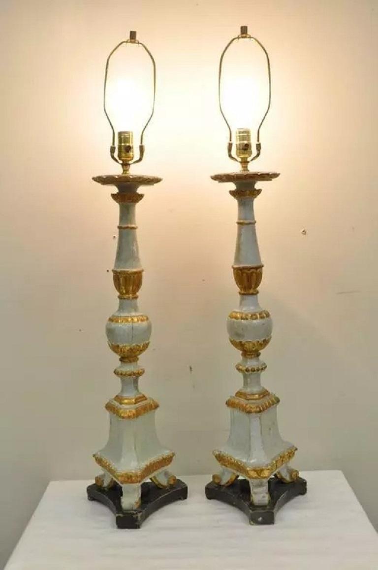 Coppia di lampade da tavolo in stile neoclassico in legno massiccio intagliato a mano all'inizio del XX secolo. L'etichetta originale italiana si trova sulla parte superiore delle lampade. Le lampade hanno un notevole carattere d'altri tempi con