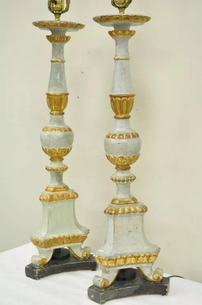 Neoclassico Antica lampada da tavolo neoclassica italiana in legno dorato intagliato a mano - coppia in vendita