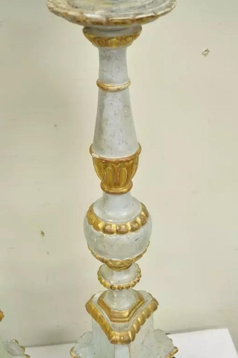 Sconosciuto Antica lampada da tavolo neoclassica italiana in legno dorato intagliato a mano - coppia in vendita