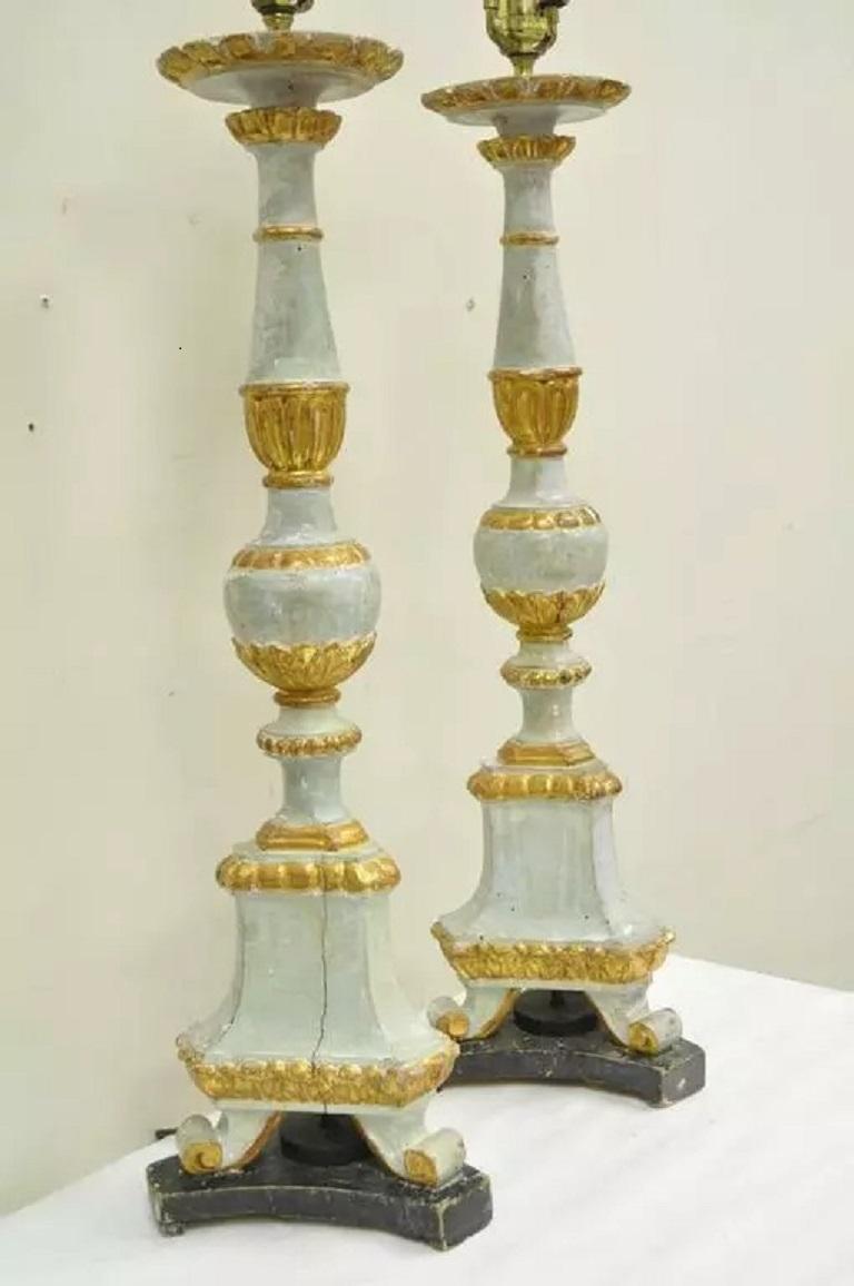 Antica lampada da tavolo neoclassica italiana in legno dorato intagliato a mano - coppia In condizioni buone in vendita a Philadelphia, PA