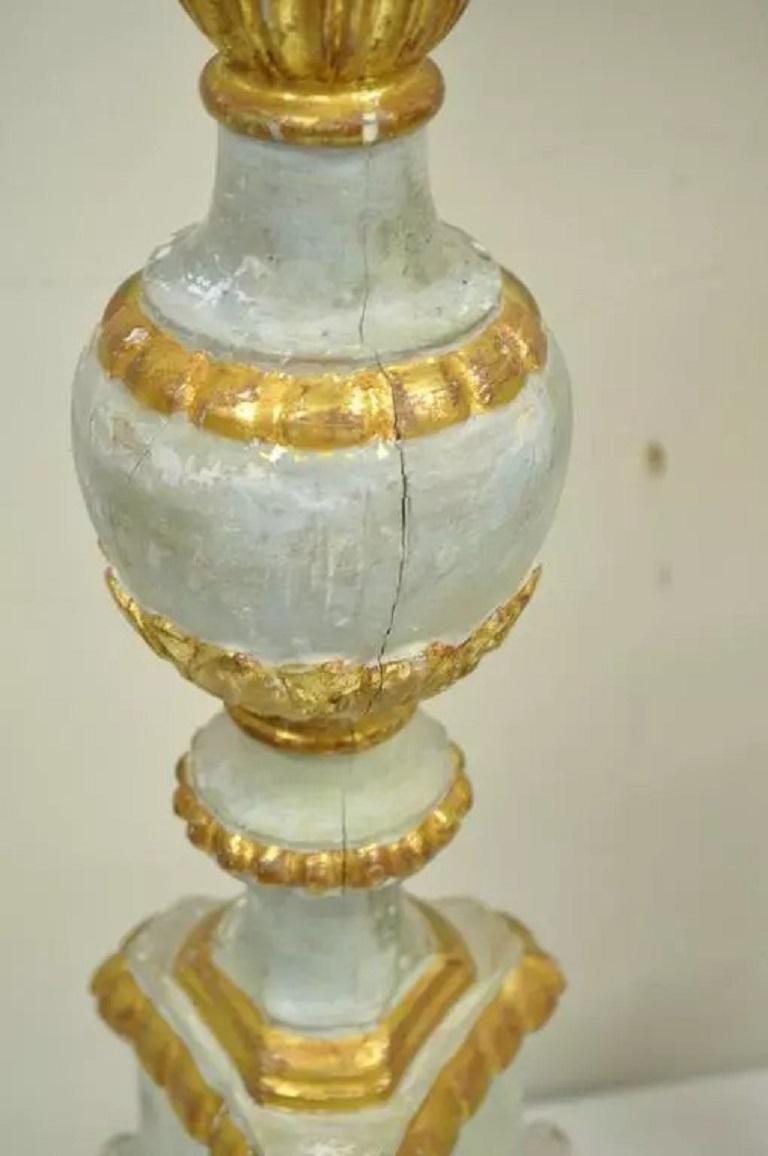 XX secolo Antica lampada da tavolo neoclassica italiana in legno dorato intagliato a mano - coppia in vendita
