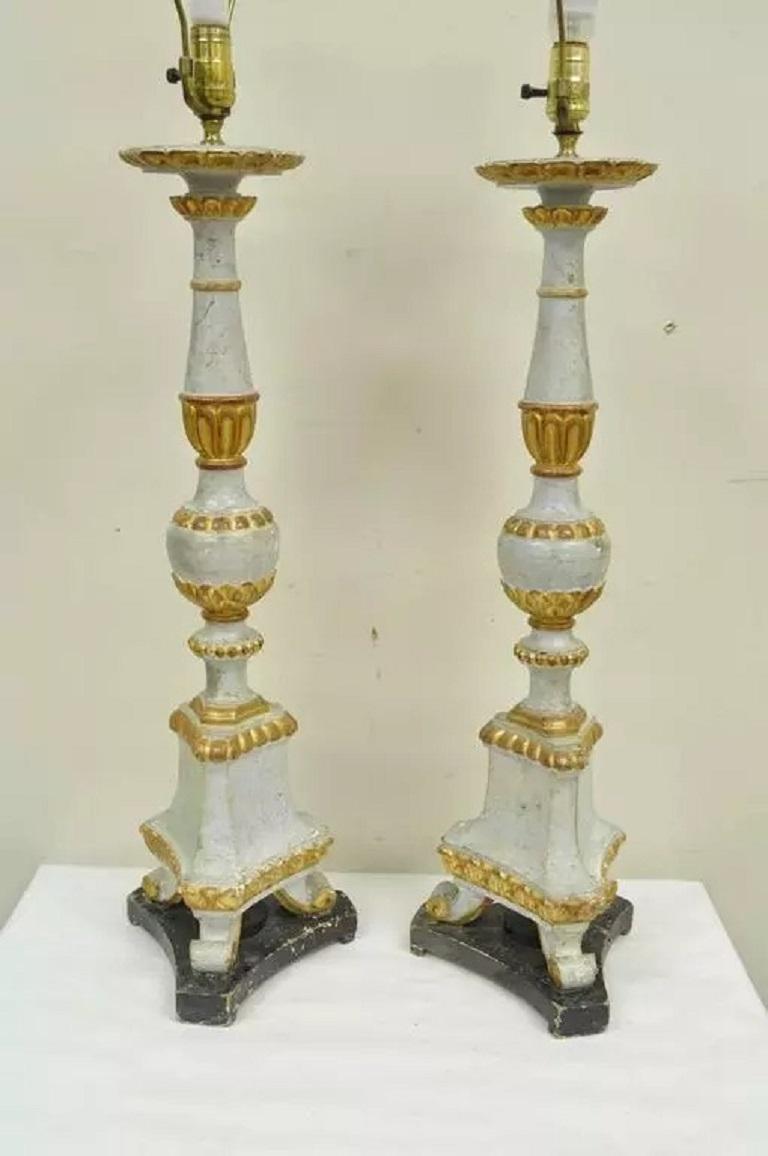 Legno Antica lampada da tavolo neoclassica italiana in legno dorato intagliato a mano - coppia in vendita