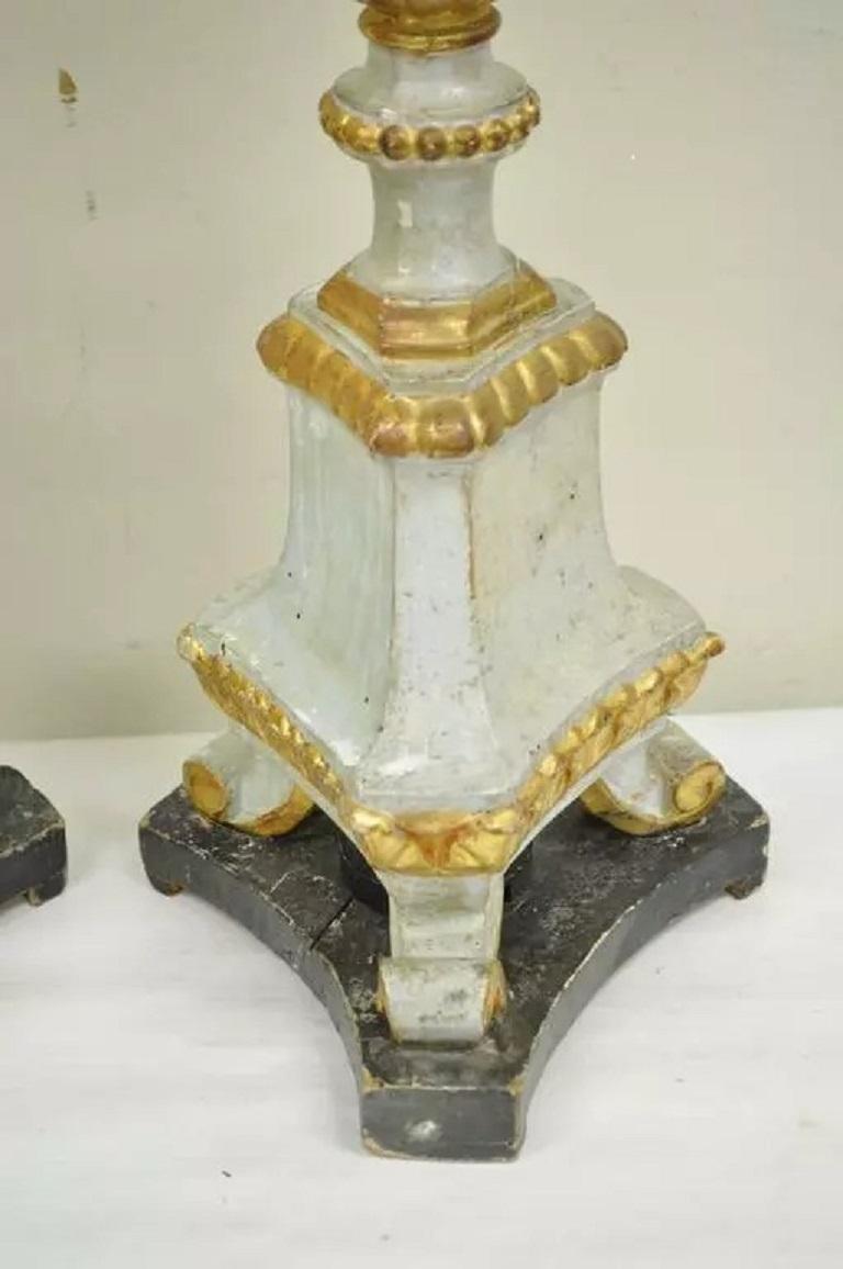 Antica lampada da tavolo neoclassica italiana in legno dorato intagliato a mano - coppia in vendita 1