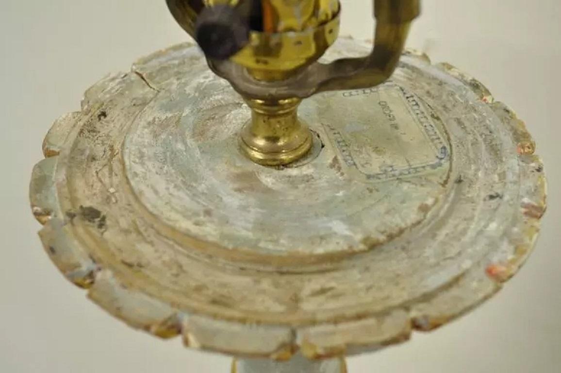 Antica lampada da tavolo neoclassica italiana in legno dorato intagliato a mano - coppia in vendita 2