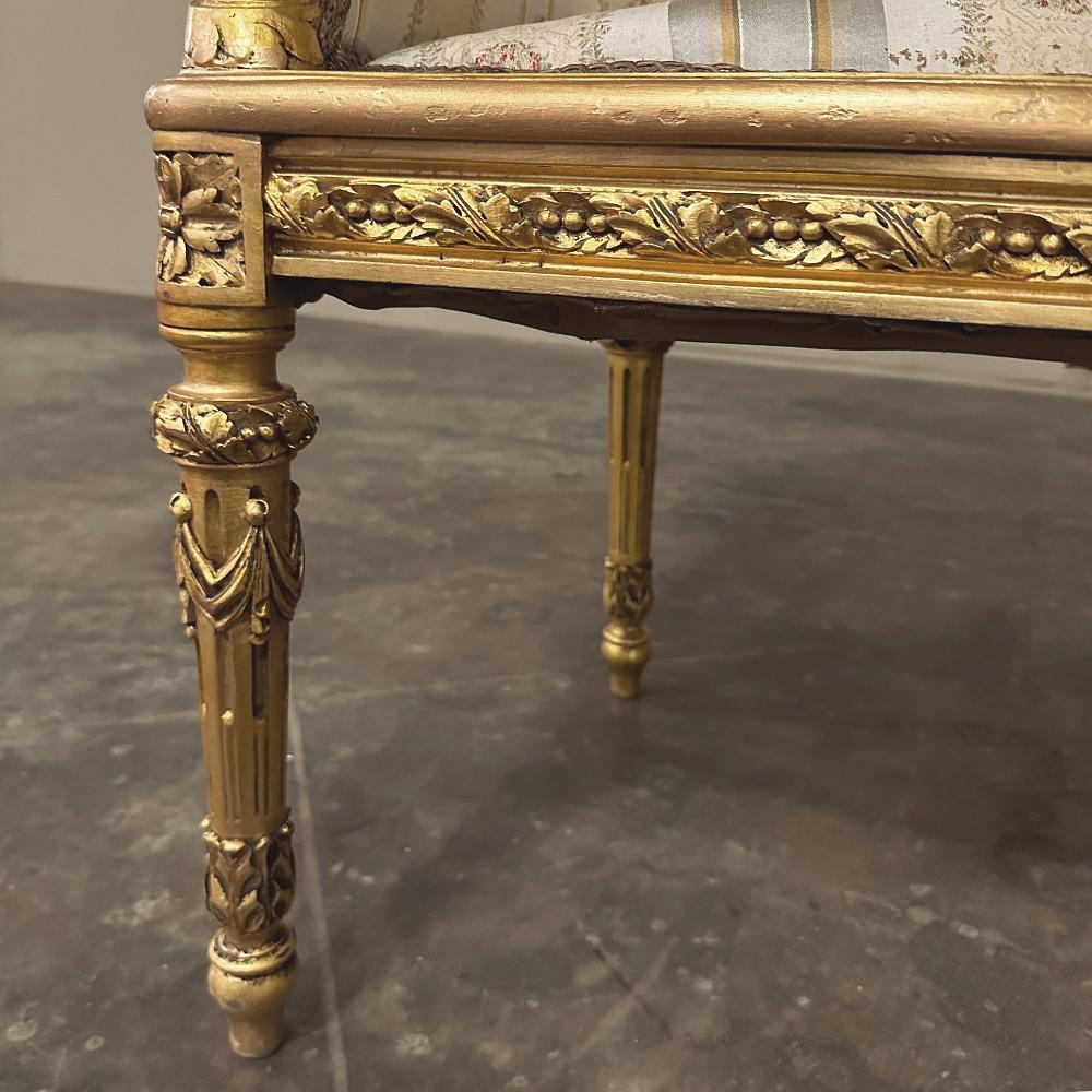 Bergères italiennes néoclassiques anciennes Louis XVI en bois doré ~ Fauteuils en vente 12