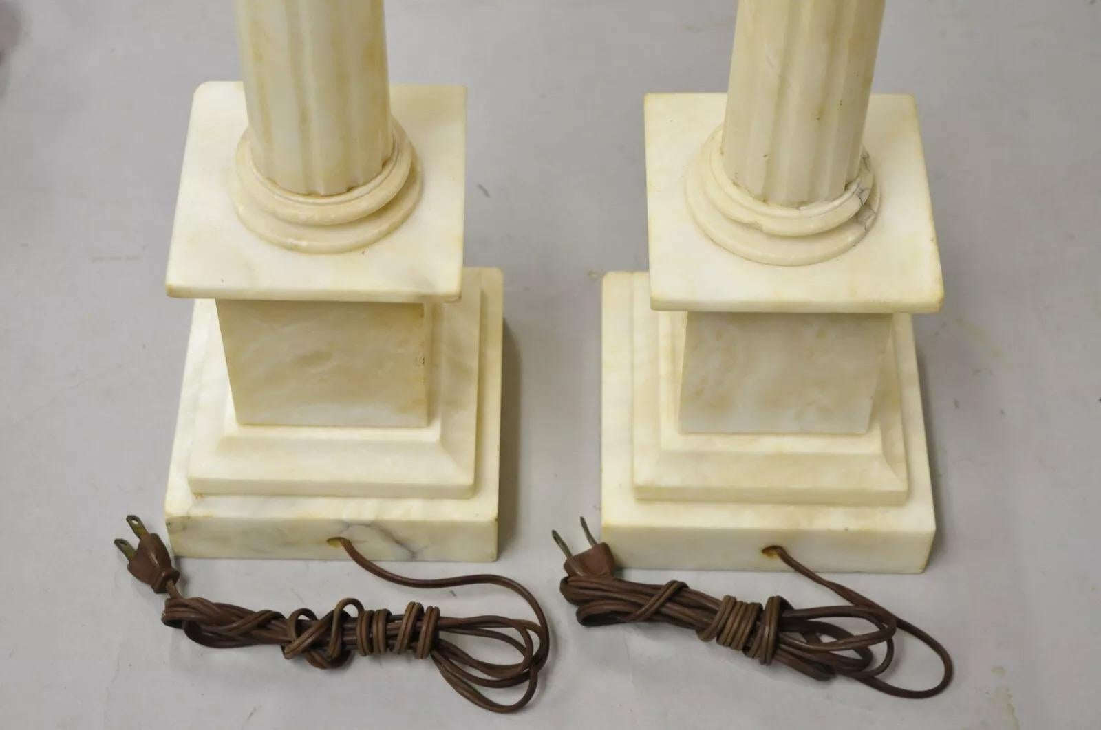 Ancienne paire de lampes de bureau italiennes néoclassiques à colonne corinthienne en marbre, albâtre et albâtre en vente 3