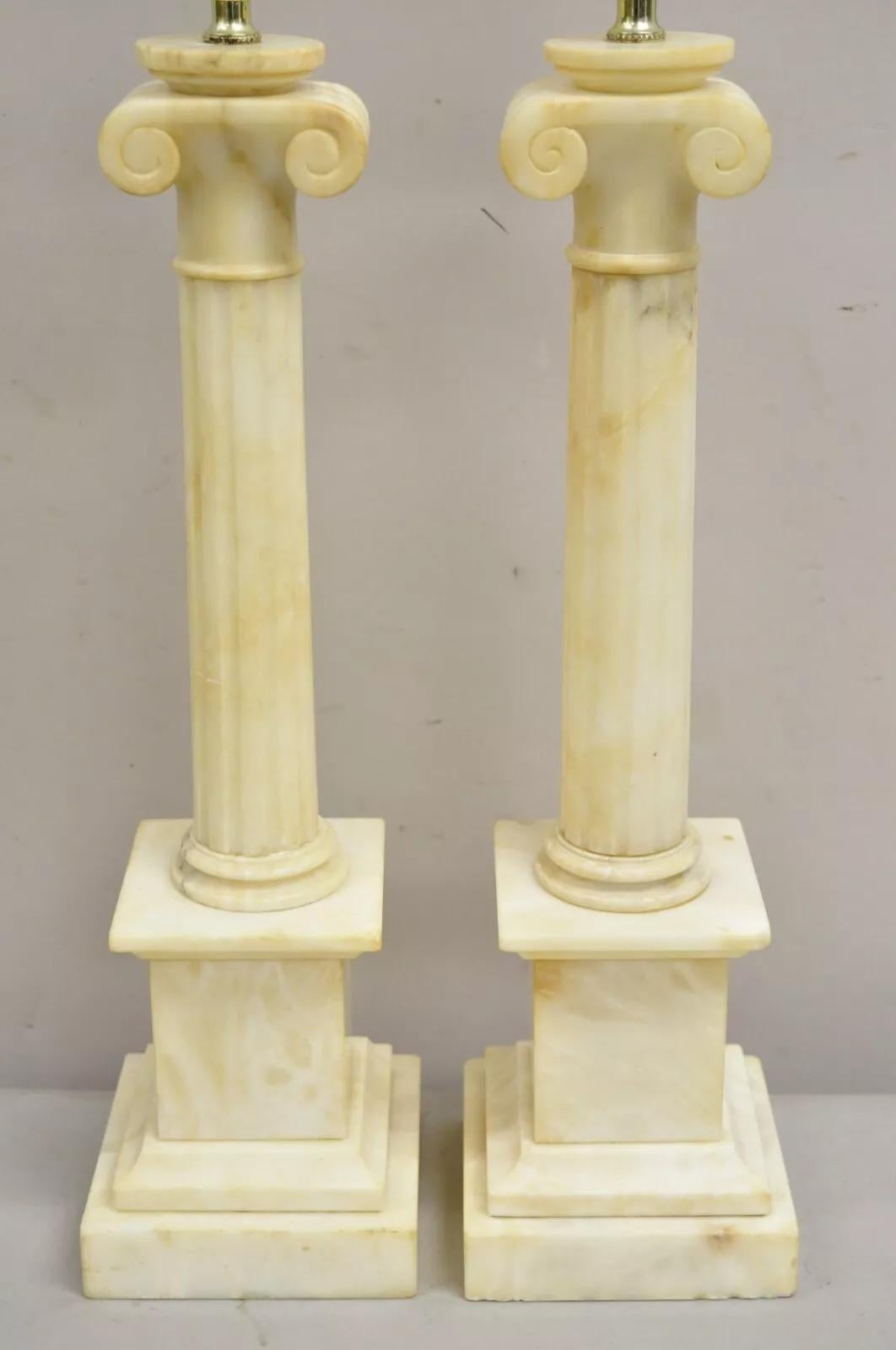 Ancienne paire de lampes de bureau italiennes néoclassiques à colonne corinthienne en marbre, albâtre et albâtre en vente 5
