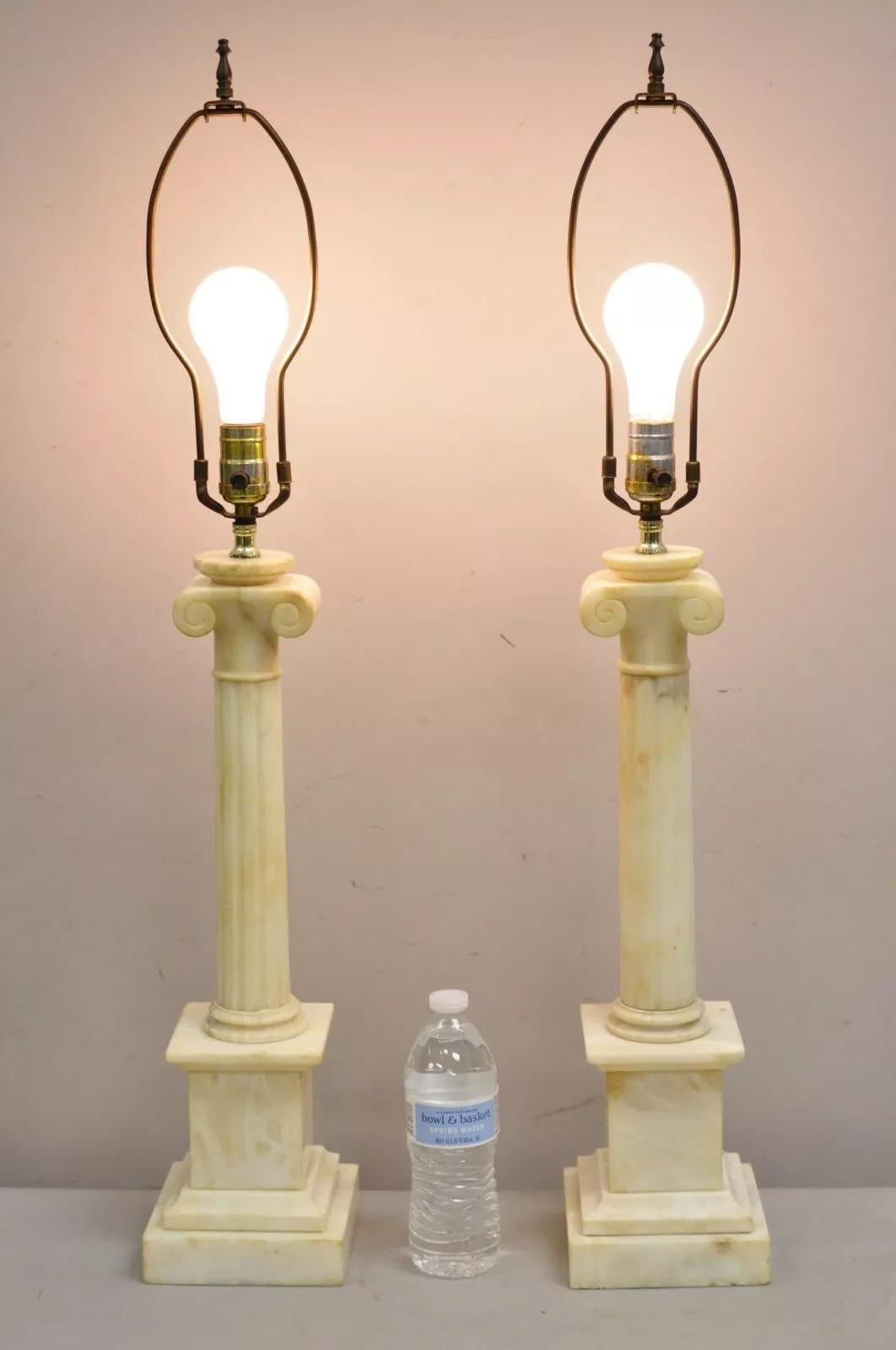 Paire de lampes de table à colonne corinthienne en marbre d'albâtre sculpté, de style néoclassique italien ancien. Circa Early 20th Century. Dimensions : 34