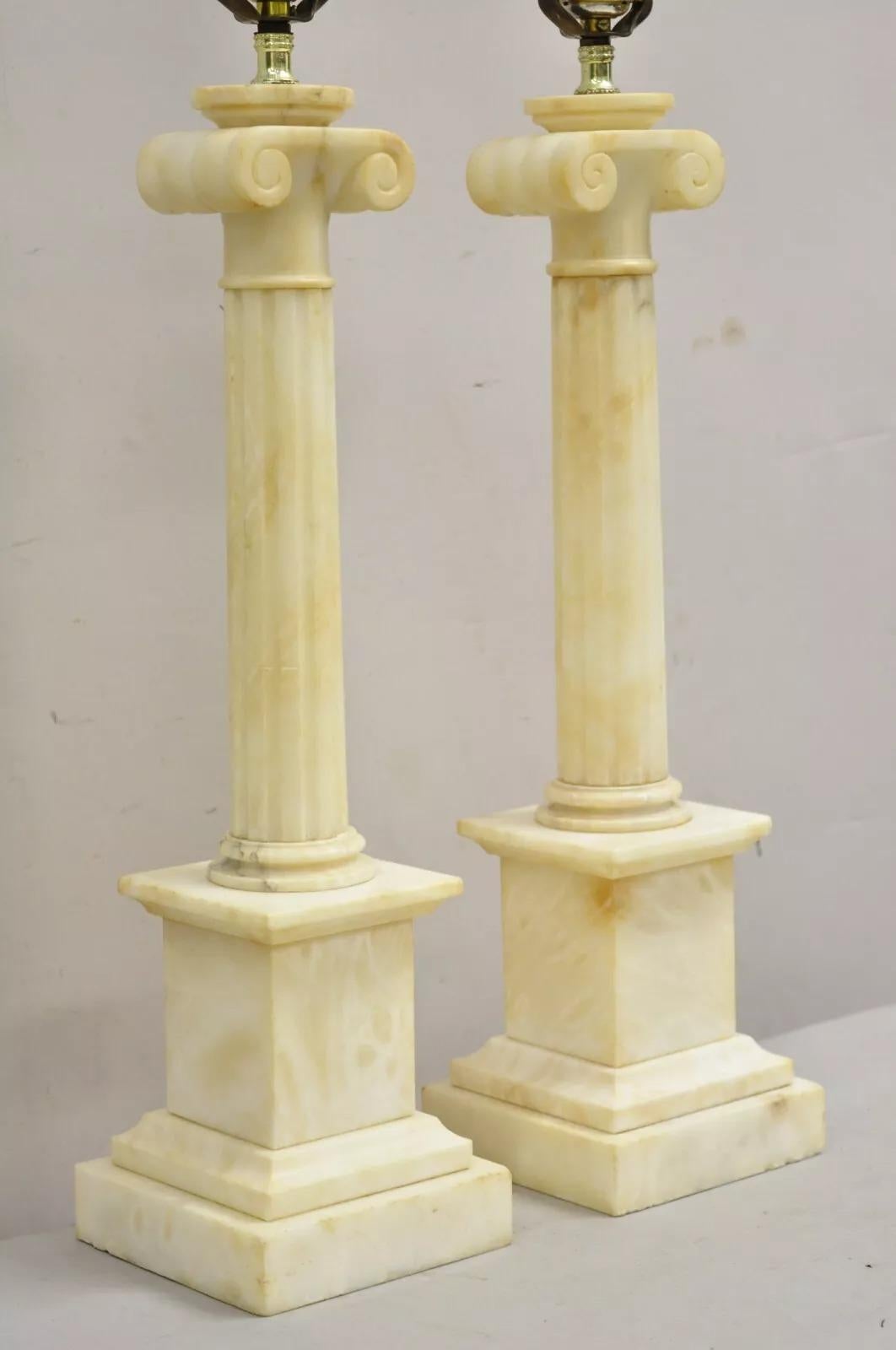 Néoclassique Ancienne paire de lampes de bureau italiennes néoclassiques à colonne corinthienne en marbre, albâtre et albâtre en vente