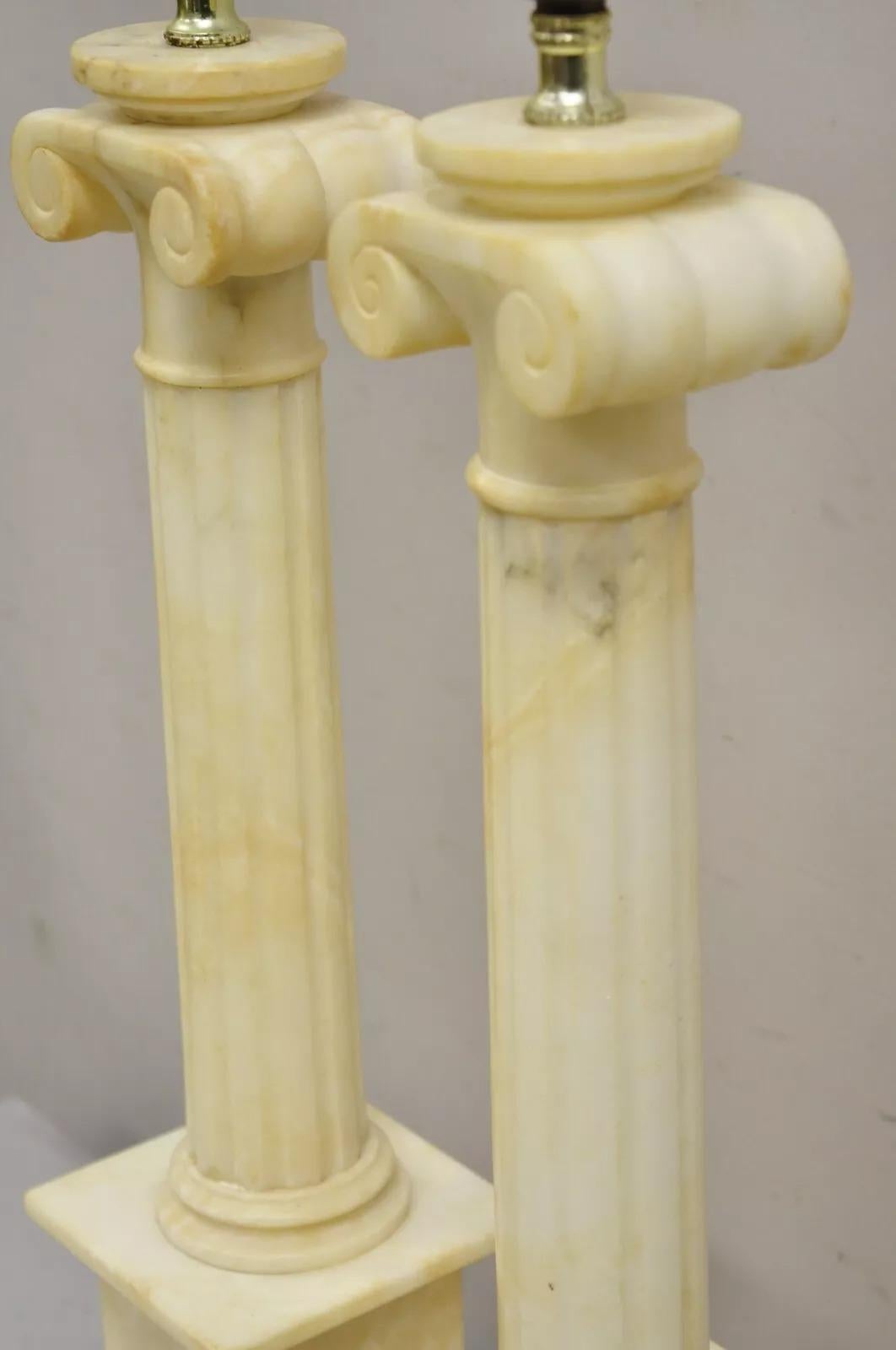 Inconnu Ancienne paire de lampes de bureau italiennes néoclassiques à colonne corinthienne en marbre, albâtre et albâtre en vente