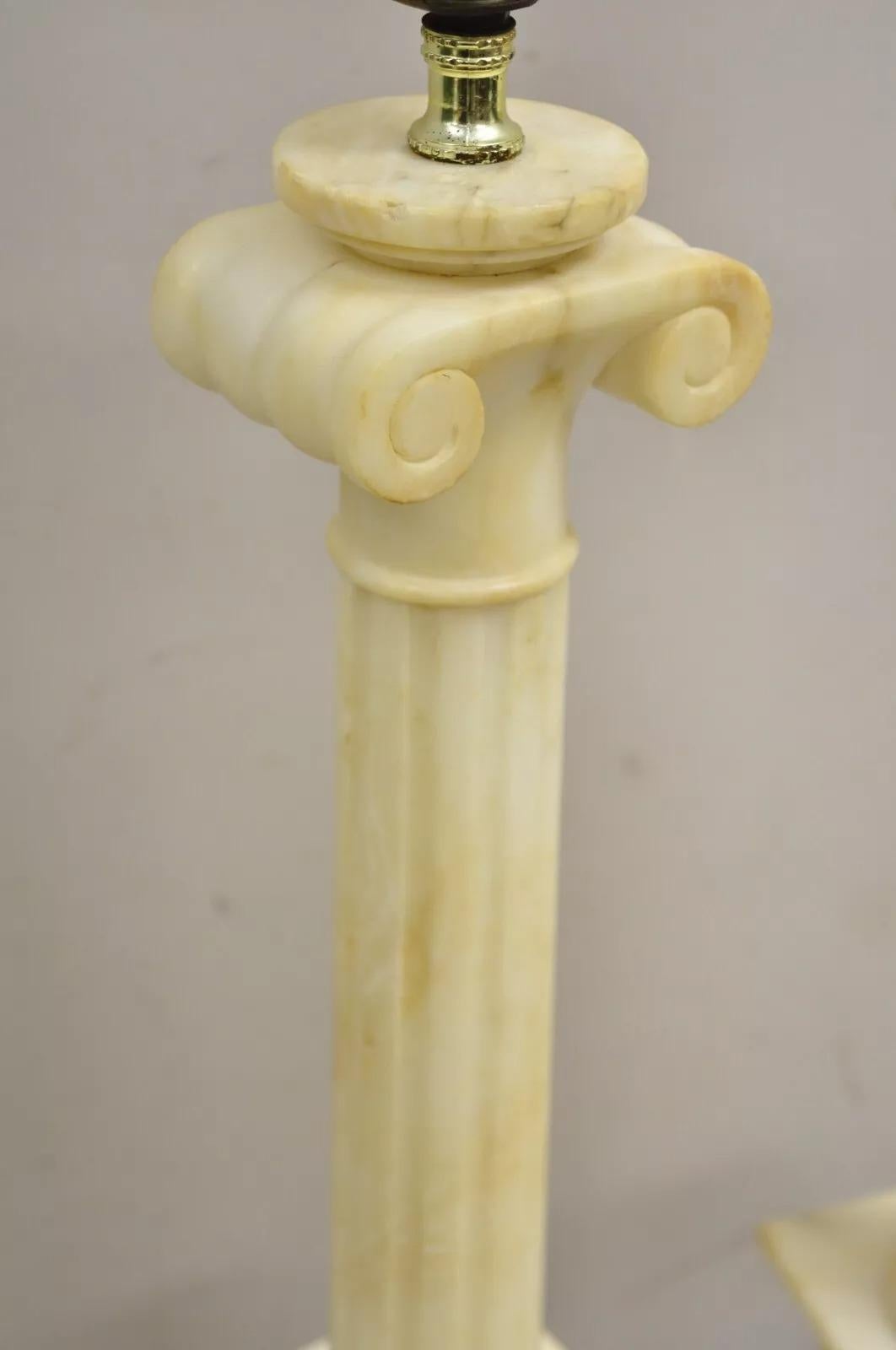 Ancienne paire de lampes de bureau italiennes néoclassiques à colonne corinthienne en marbre, albâtre et albâtre en vente 1