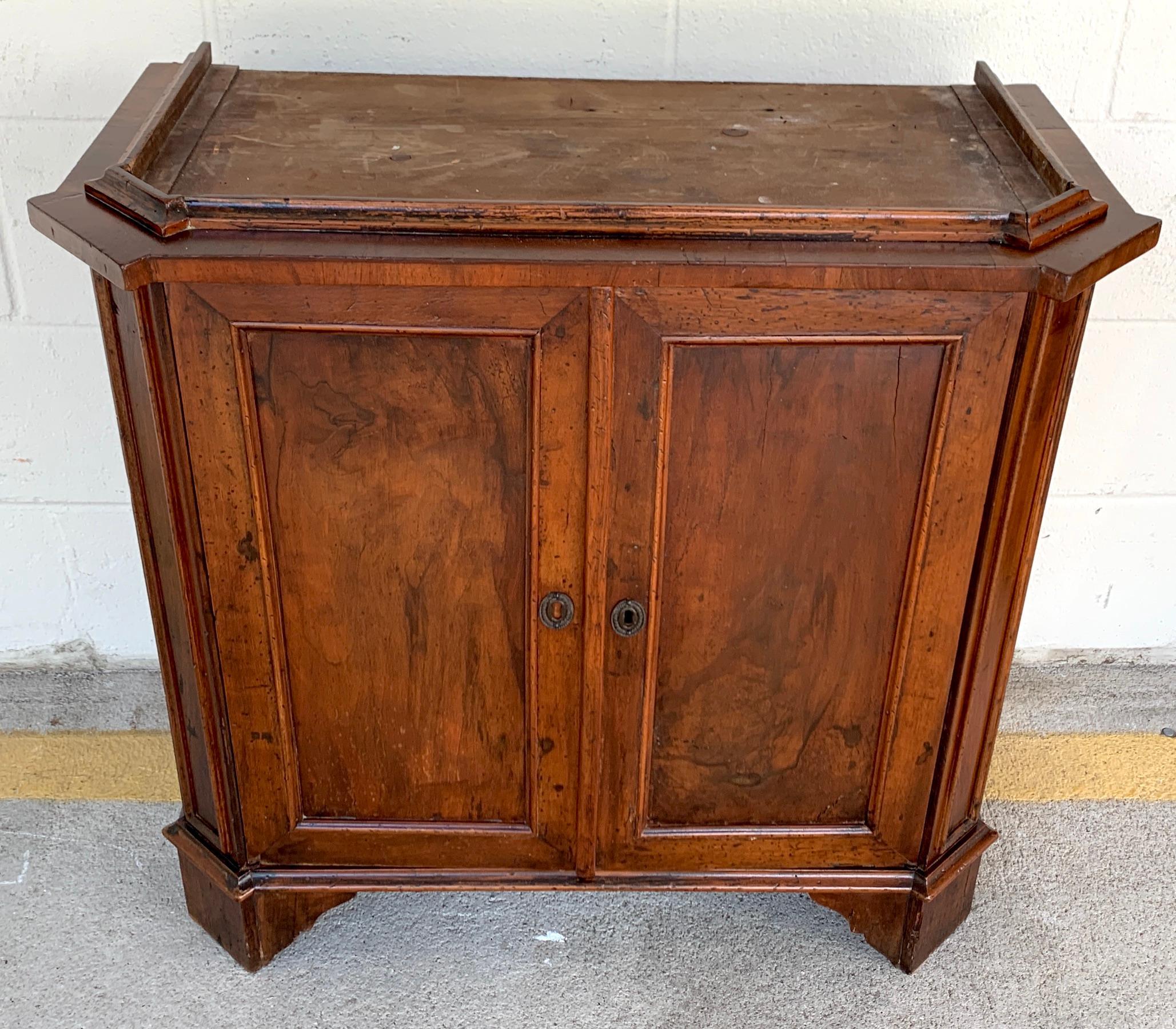 Antique Italian Neoclassical Olivewood Pyramidal Cabinet For Sale 4