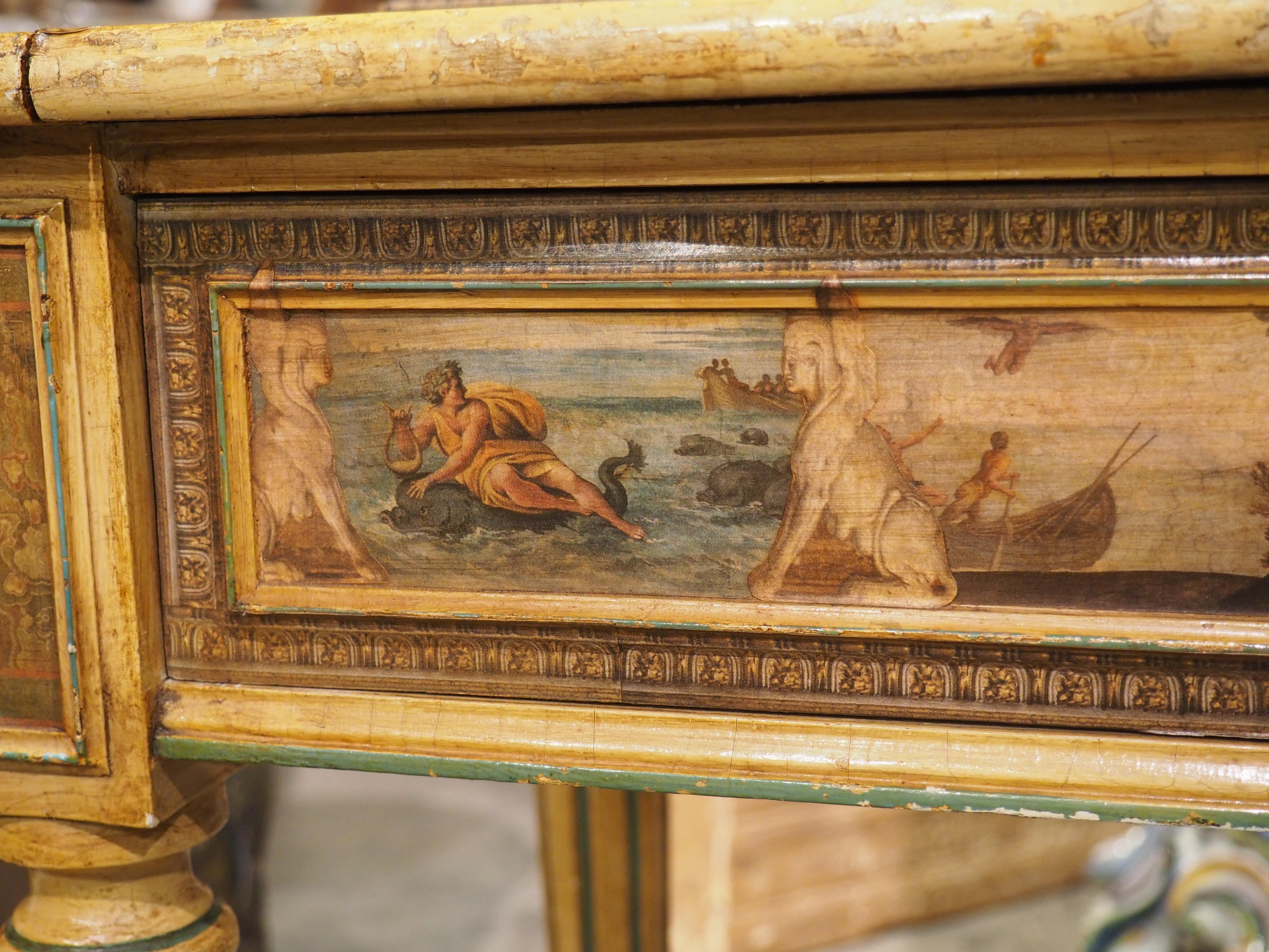 Connu sous le nom de bonheur du jour, ce magnifique bureau de dame italien date d'environ 1890. Bonheur du jour a été conçu spécifiquement pour les femmes, servant de bureau et d'armoire pour ranger les objets personnels. Notre bonheur du jour