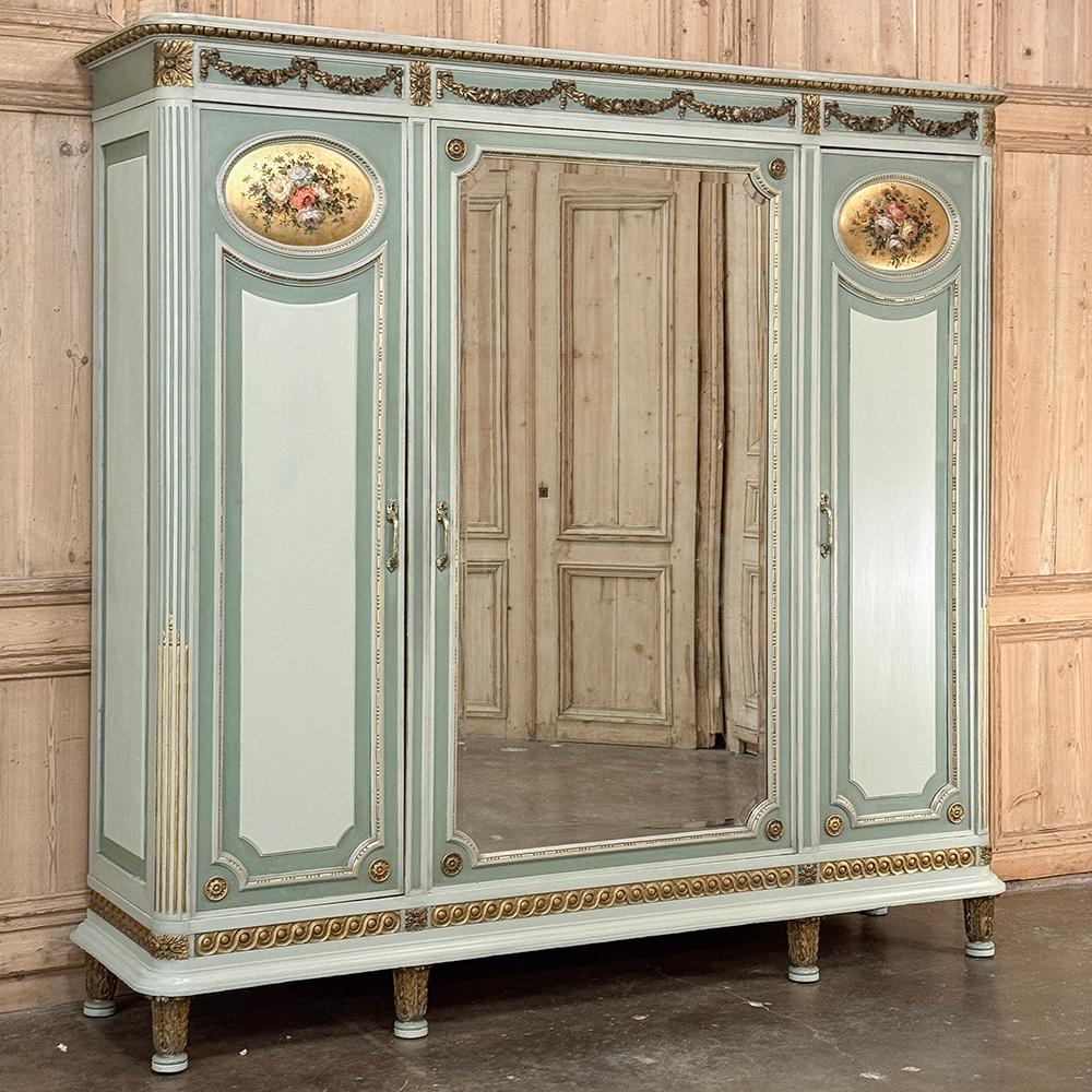L'antico Armoire triplo dipinto neoclassico italiano è una magnifica espressione dello stile senza tempo introdotto nel mondo dagli antichi greci e romani e celebrato ancora oggi!  La forma sartoriale e rettilinea è esaltata da audaci dettagli di