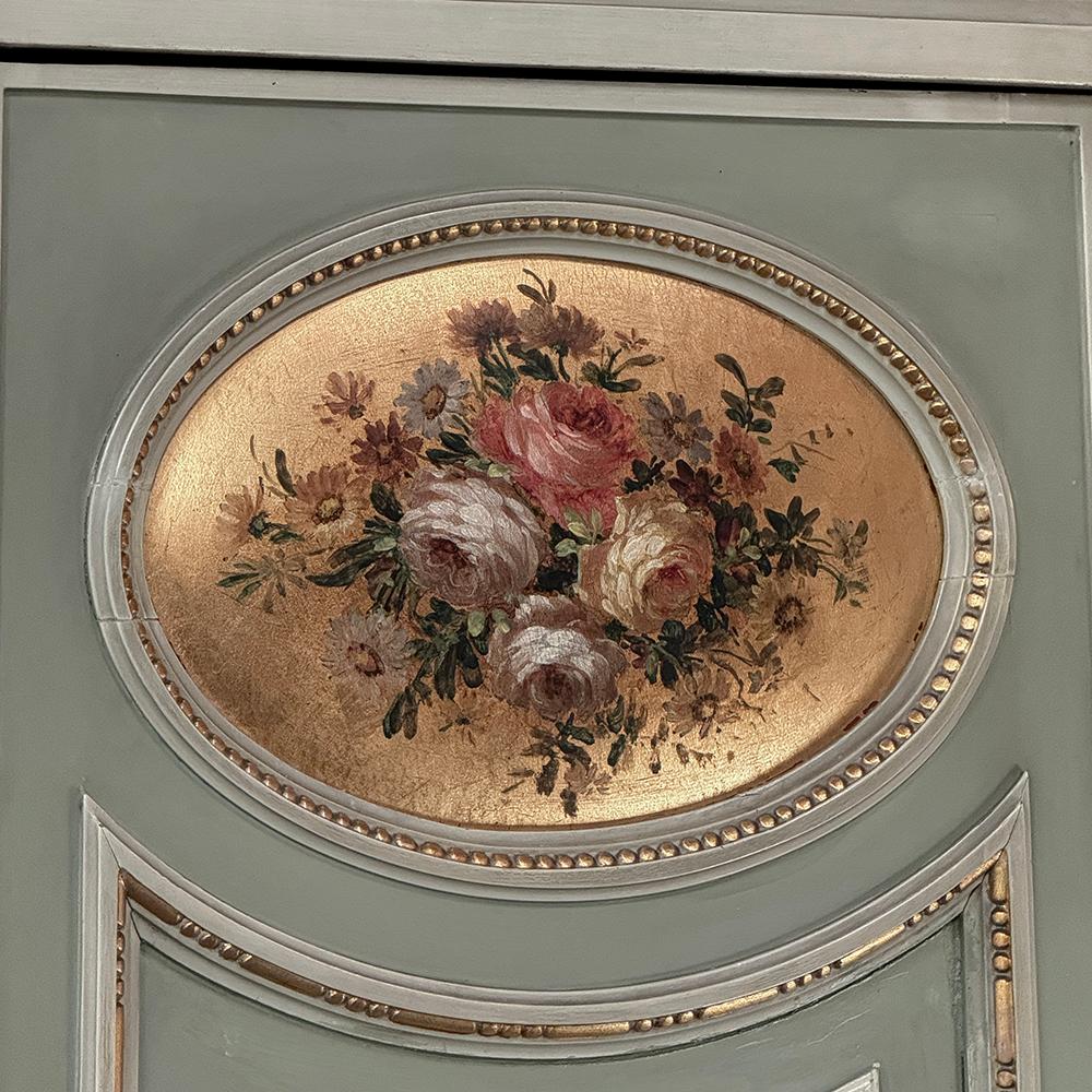 Intagliato a mano Antico armadio triplo dipinto in stile neoclassico italiano