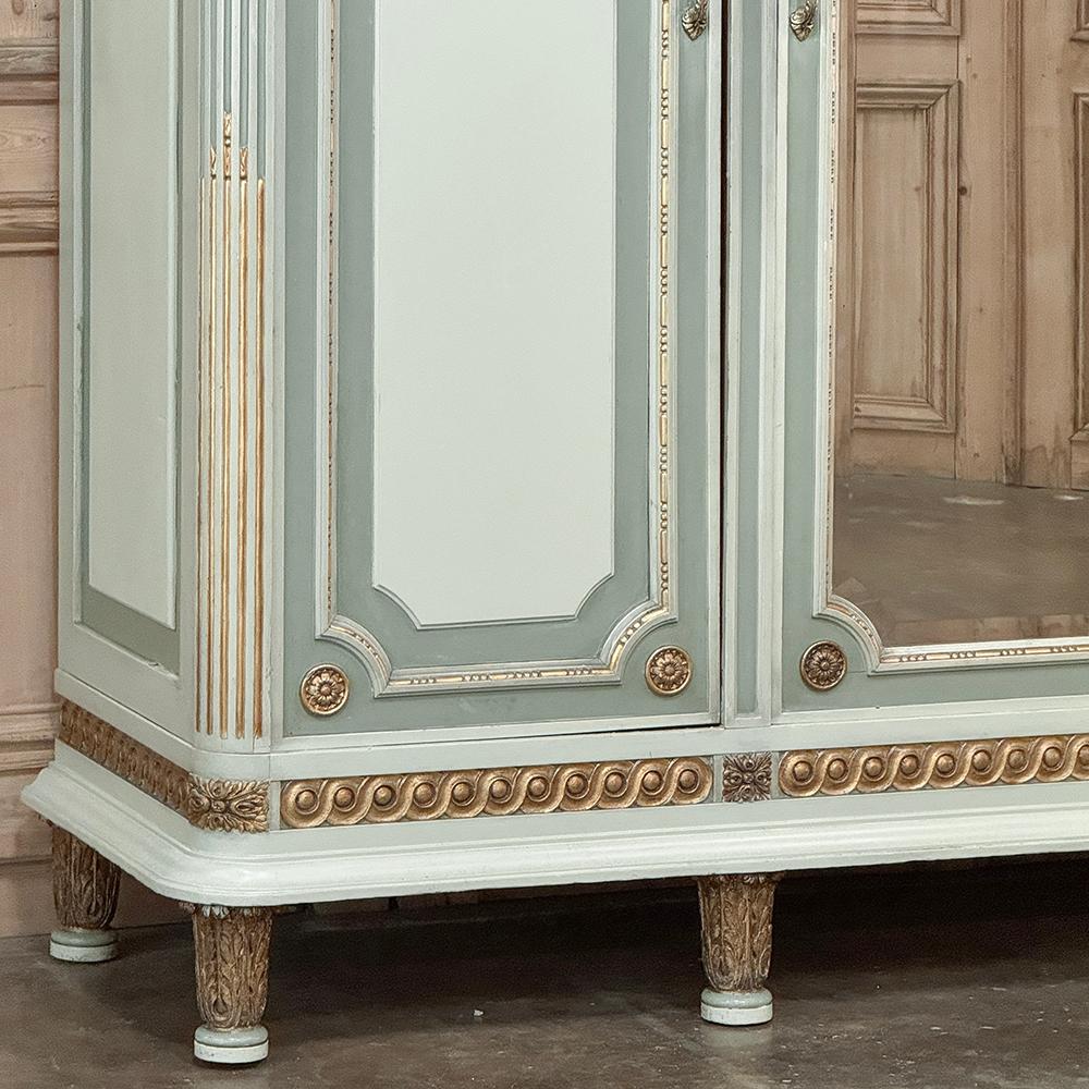 XX secolo Antico armadio triplo dipinto in stile neoclassico italiano