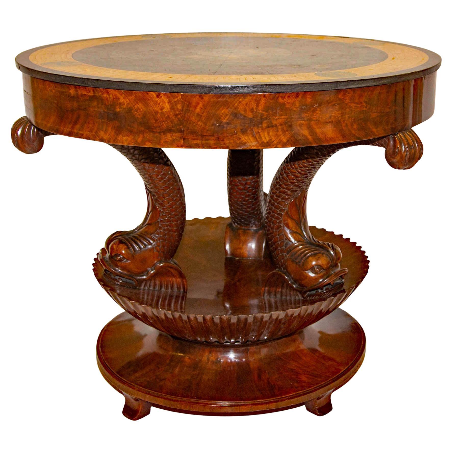  Mesa de centro neoclásica italiana. La parte superior de la escayola está decorada con una vista abstracta del cielo con ricos colores azules. La base tiene delfines tallados que surgen de un soporte en forma de concha. Hecha de fino  caoba