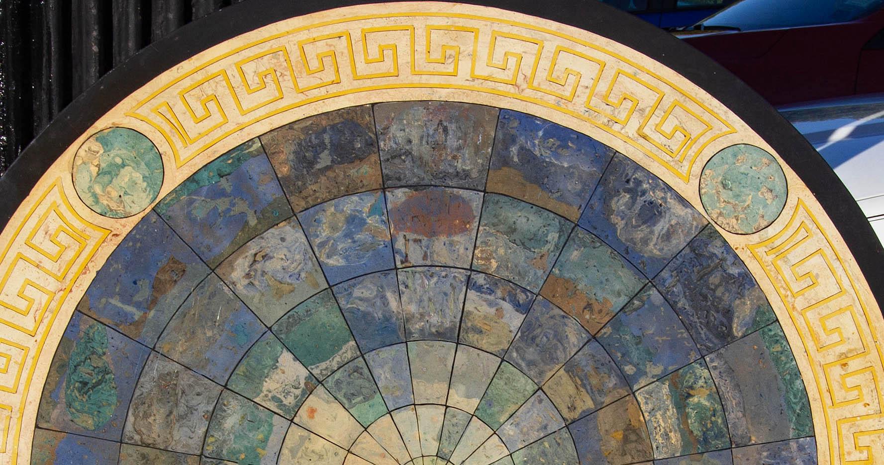 Antigua Mesa Neoclásica Italiana Sgagliola con Base de Delfín Tallada circa 1810 Tallado a mano en venta