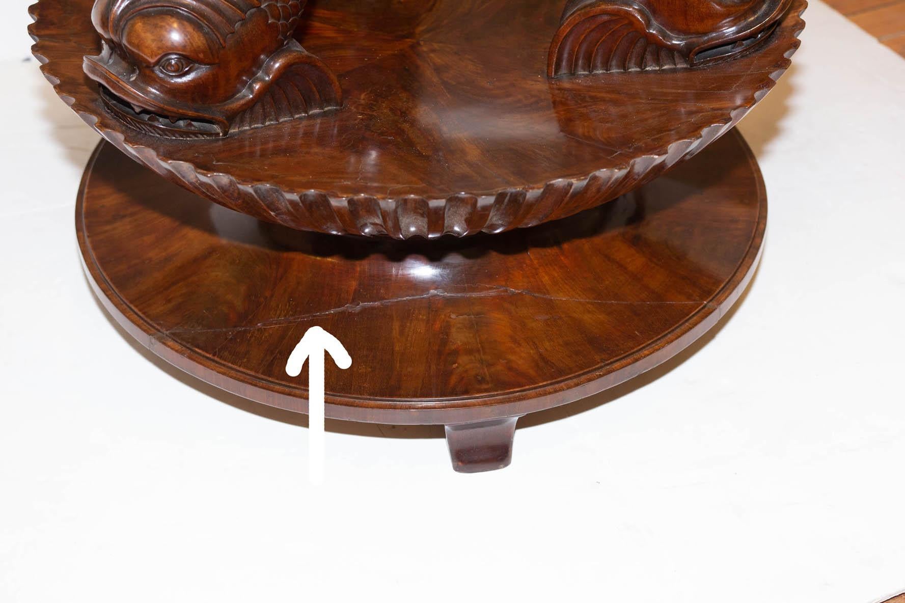 Antigua Mesa Neoclásica Italiana Sgagliola con Base de Delfín Tallada circa 1810 en Bueno estado para la venta en Rochester, NY