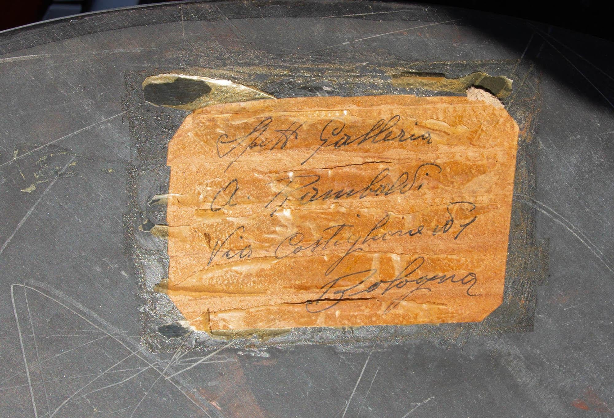 Antigua Mesa Neoclásica Italiana Sgagliola con Base de Delfín Tallada circa 1810 Piedra en venta
