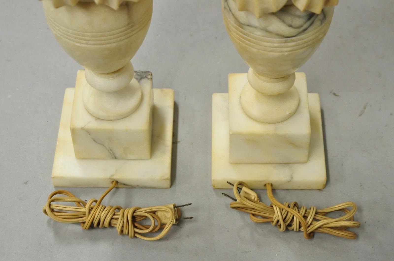 Paire de lampes de table anciennes de style néoclassique italien en marbre sculpté avec une urne en forme de coquillage en vente 3
