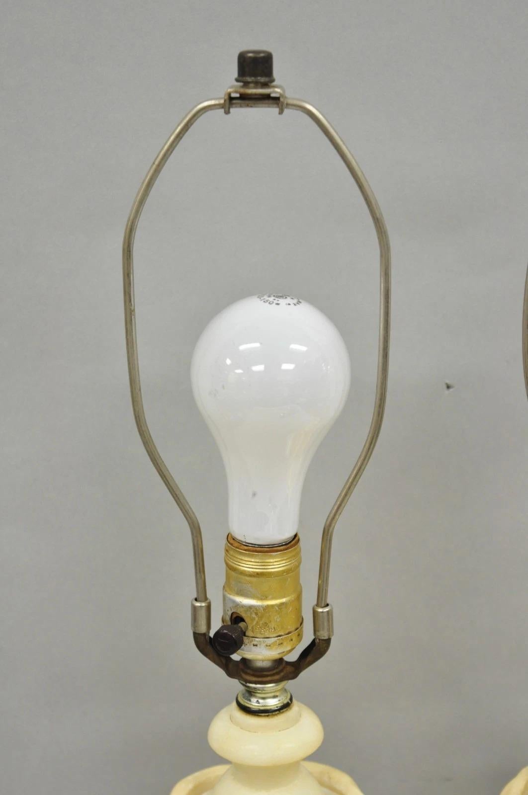 Paire de lampes de table anciennes de style néoclassique italien en marbre sculpté avec une urne en forme de coquillage en vente 4