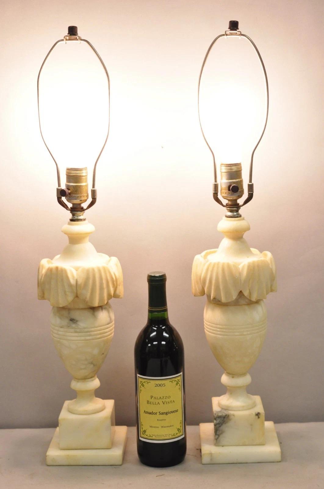 Paire de lampes de table anciennes de style néoclassique italien en marbre sculpté. Circa Early 20th Century. Dimensions : 26