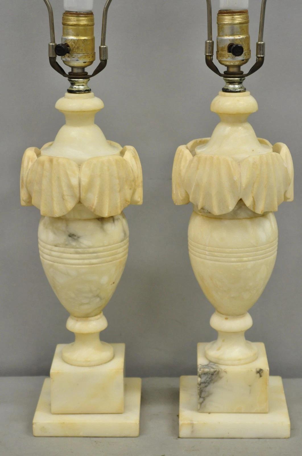 Néoclassique Paire de lampes de table anciennes de style néoclassique italien en marbre sculpté avec une urne en forme de coquillage en vente