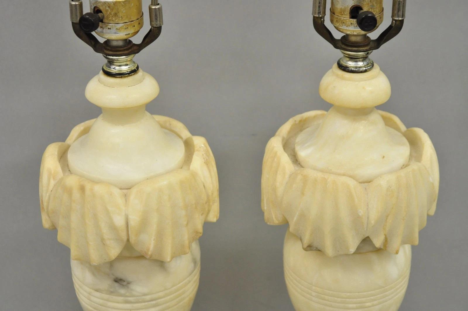Paire de lampes de table anciennes de style néoclassique italien en marbre sculpté avec une urne en forme de coquillage Bon état - En vente à Philadelphia, PA