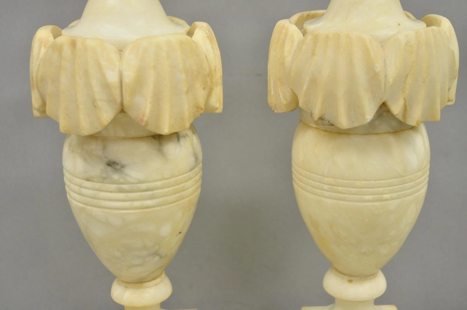 20ième siècle Paire de lampes de table anciennes de style néoclassique italien en marbre sculpté avec une urne en forme de coquillage en vente