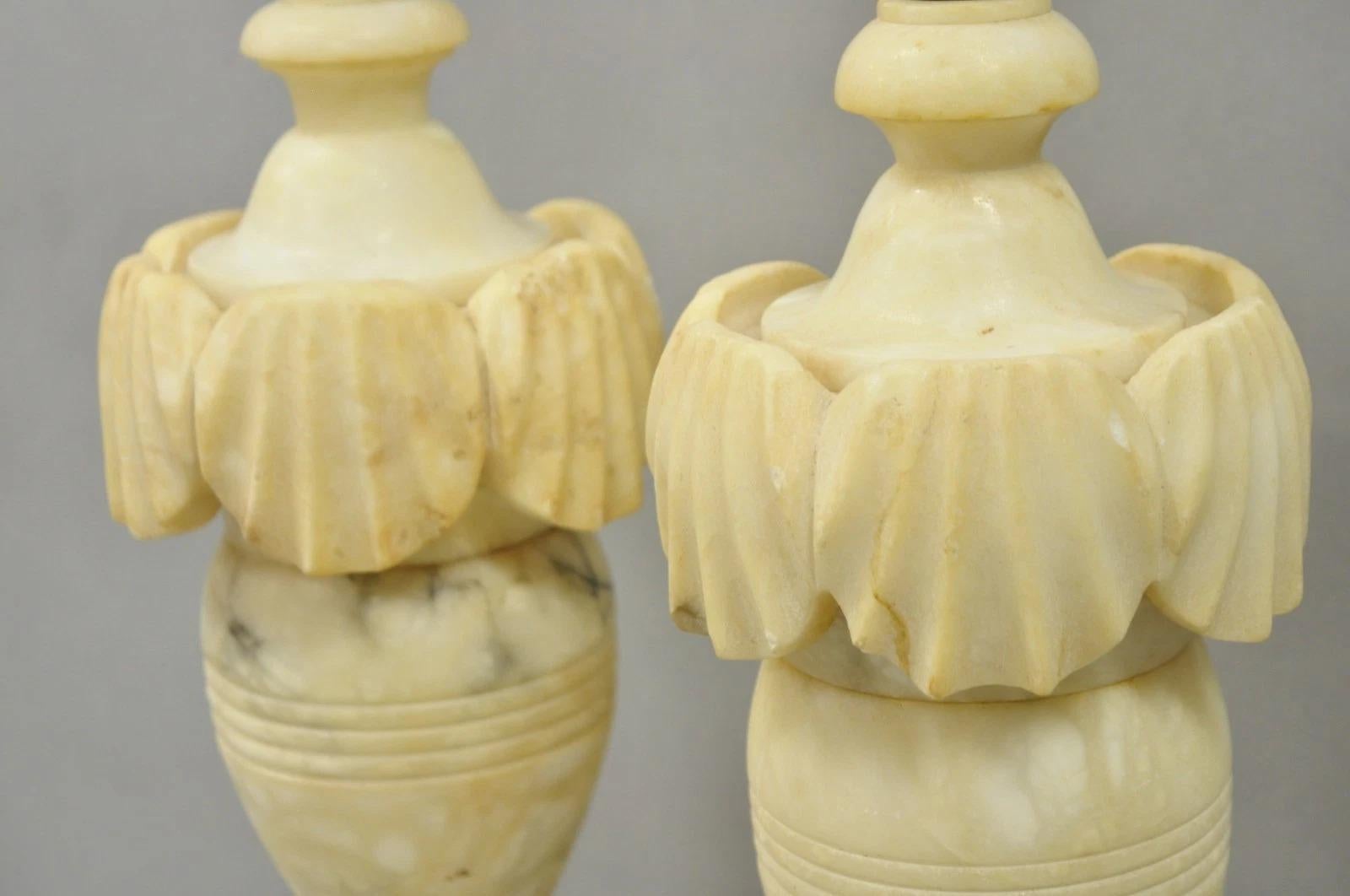 Marbre Paire de lampes de table anciennes de style néoclassique italien en marbre sculpté avec une urne en forme de coquillage en vente