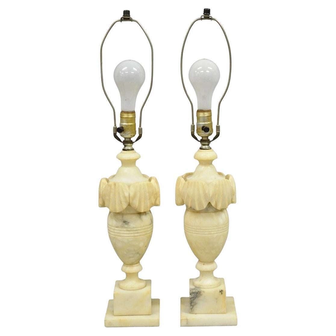 Antica lampada da tavolo a conchiglia in marmo intagliato in stile neoclassico italiano - una coppia