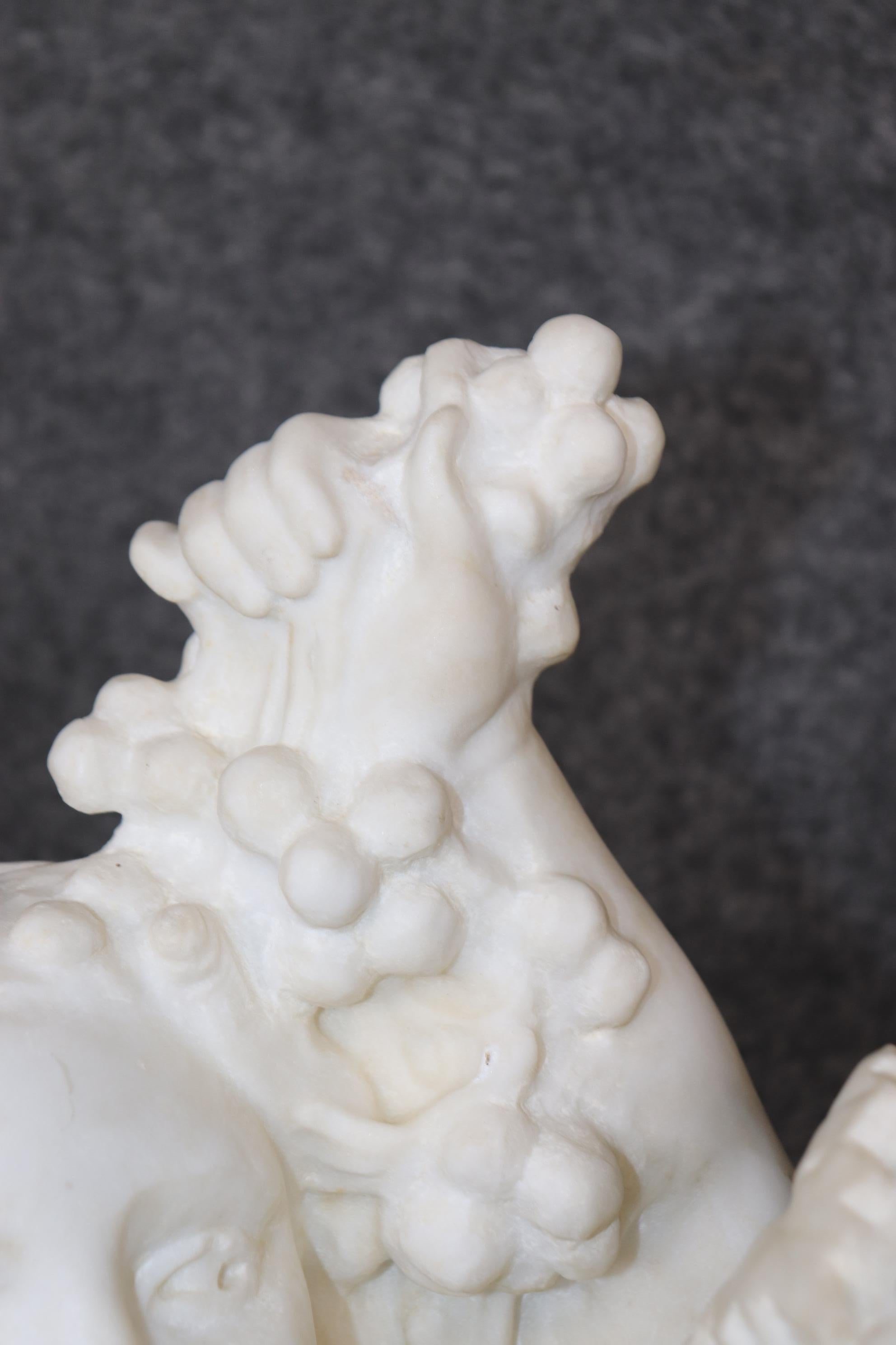 Antica scultura in marmo in stile neoclassico italiano di bambini putti in vendita 2