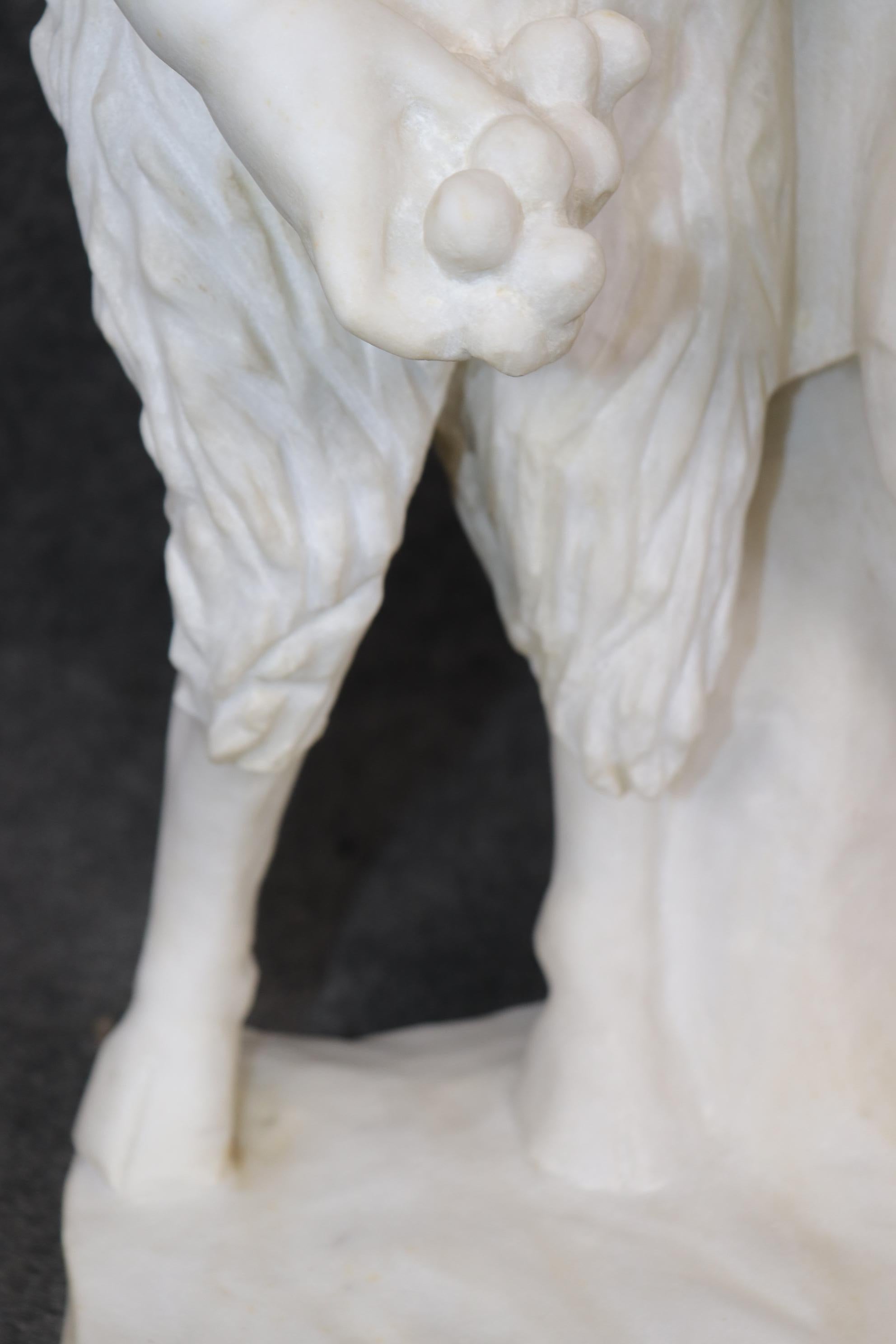 Antica scultura in marmo in stile neoclassico italiano di bambini putti in vendita 3