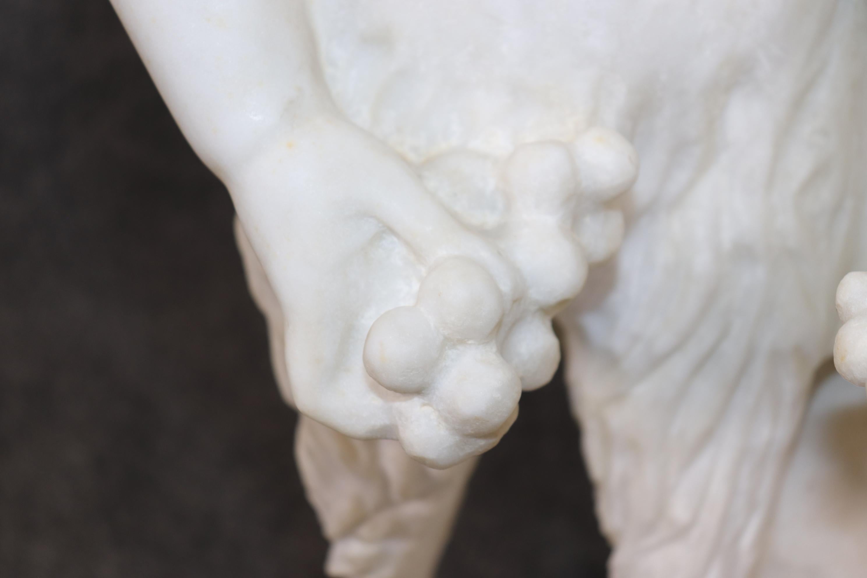 Antica scultura in marmo in stile neoclassico italiano di bambini putti in vendita 4