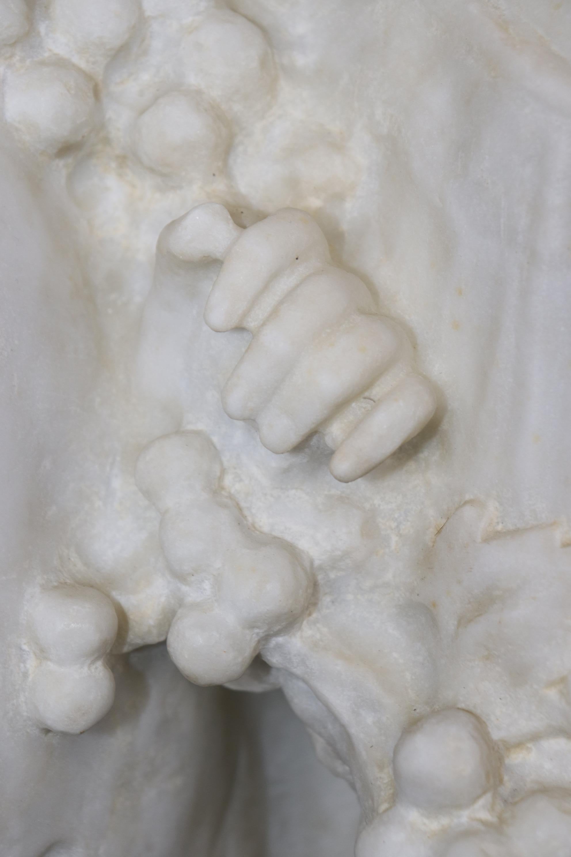 Antica scultura in marmo in stile neoclassico italiano di bambini putti in vendita 5