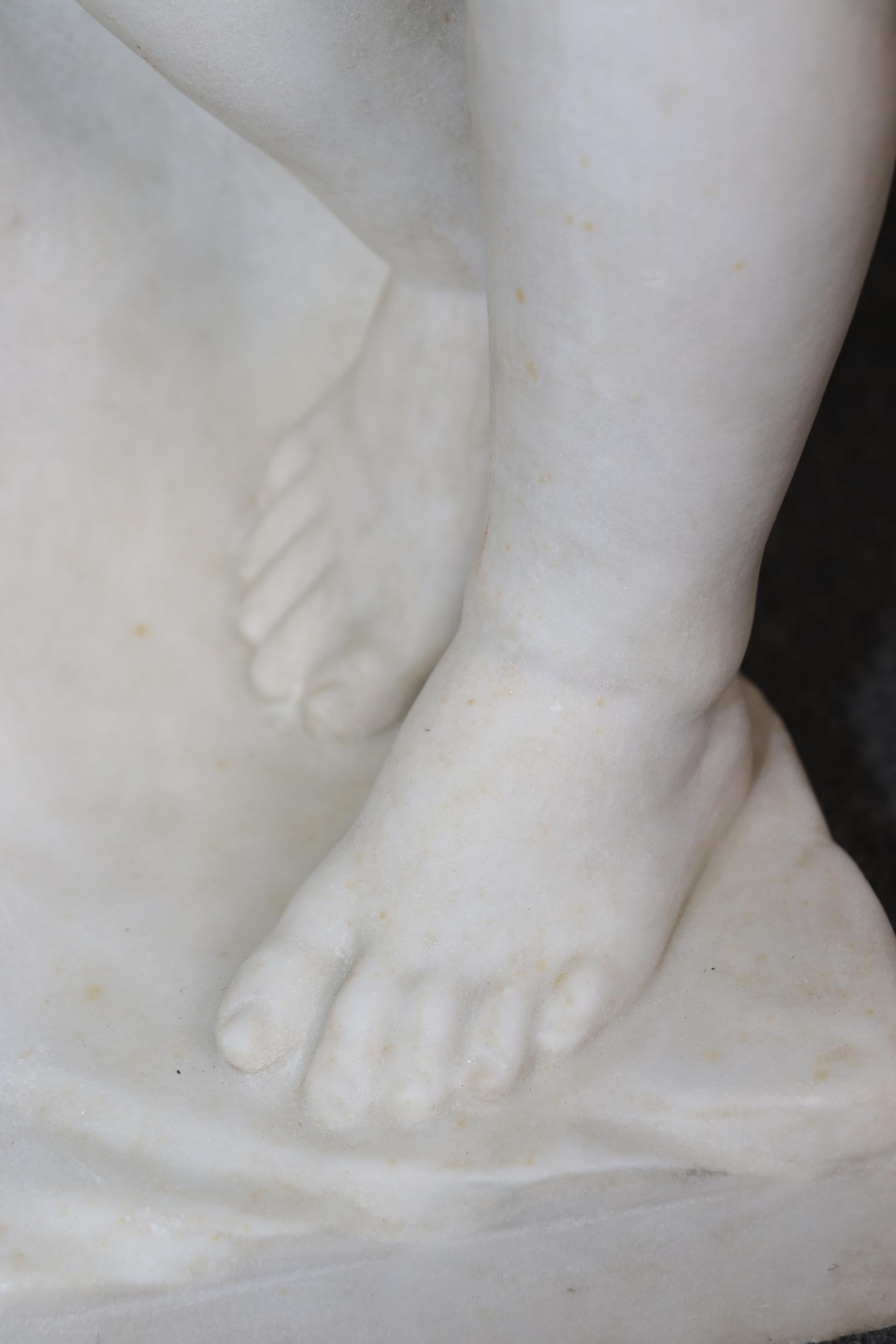 Antica scultura in marmo in stile neoclassico italiano di bambini putti in vendita 7