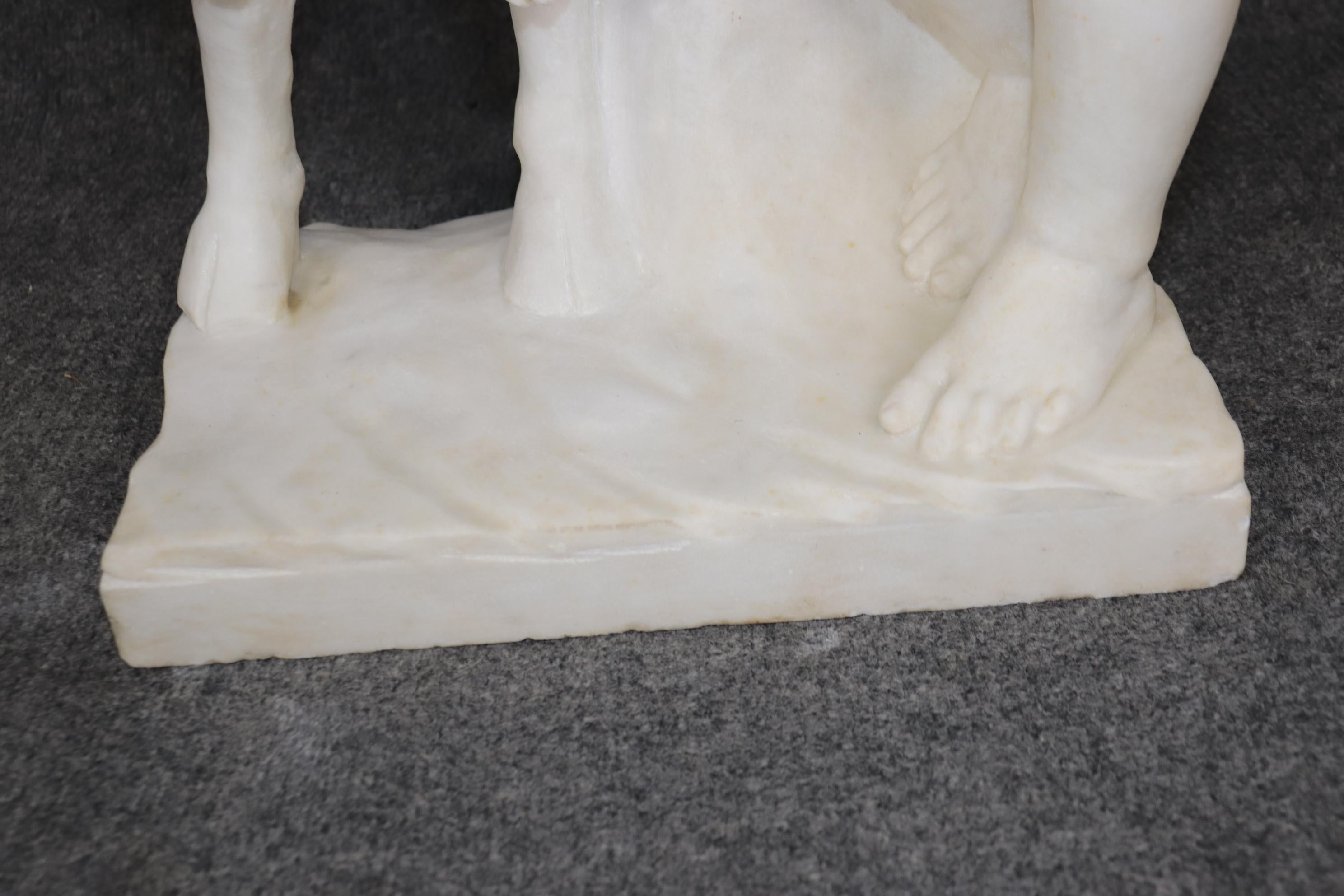Antica scultura in marmo in stile neoclassico italiano di bambini putti in vendita 8
