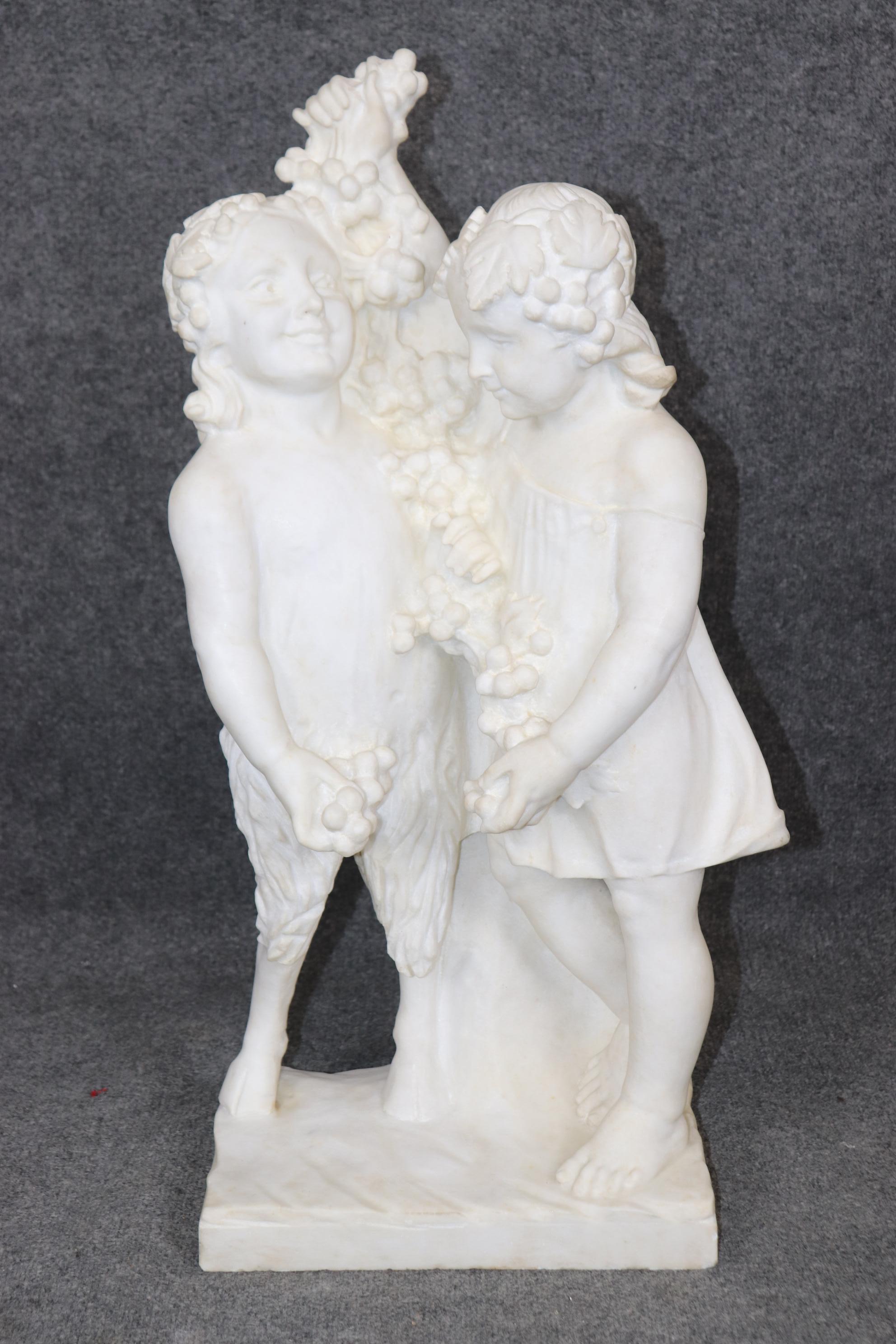 Dimensioni - H. 32 poll: 16 1/2 in D: 10 in 

Questa splendida scultura in marmo in stile neoclassico italiano cattura magnificamente l'eleganza e la grazia senza tempo dell'arte classica. La scultura raffigura un bambino putti giocoso e un giovane