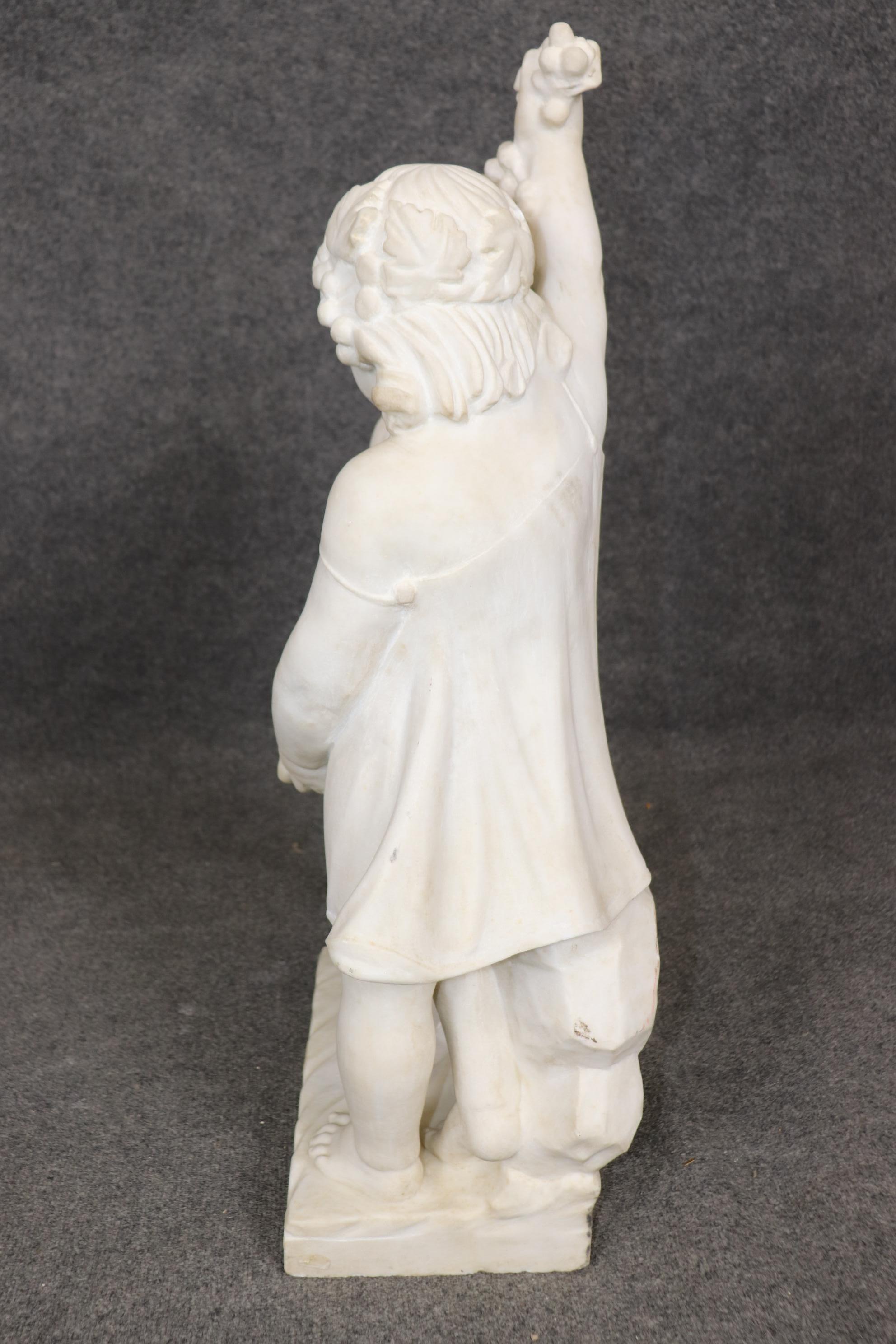 Antica scultura in marmo in stile neoclassico italiano di bambini putti In condizioni buone in vendita a Swedesboro, NJ
