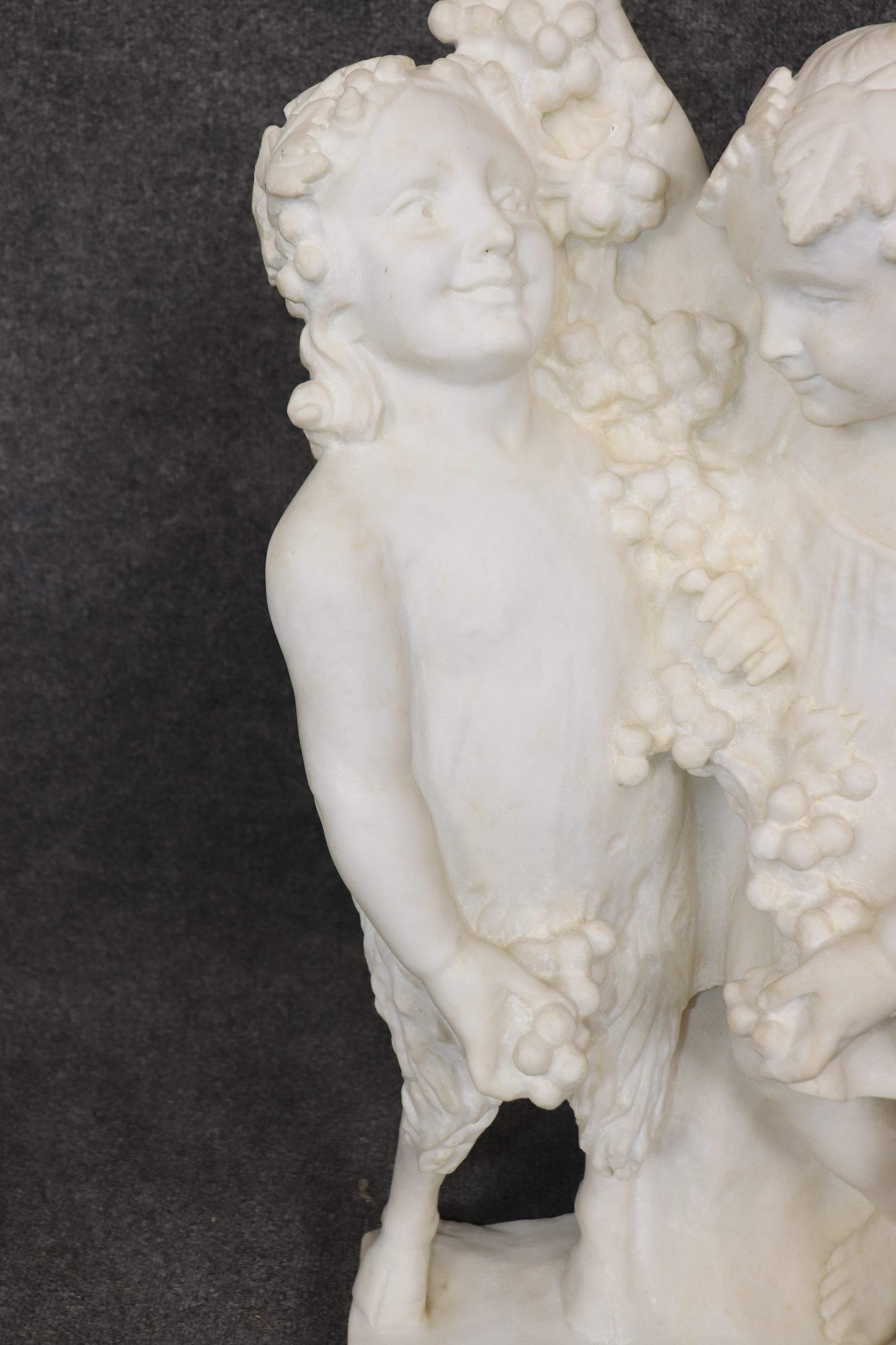 XX secolo Antica scultura in marmo in stile neoclassico italiano di bambini putti in vendita