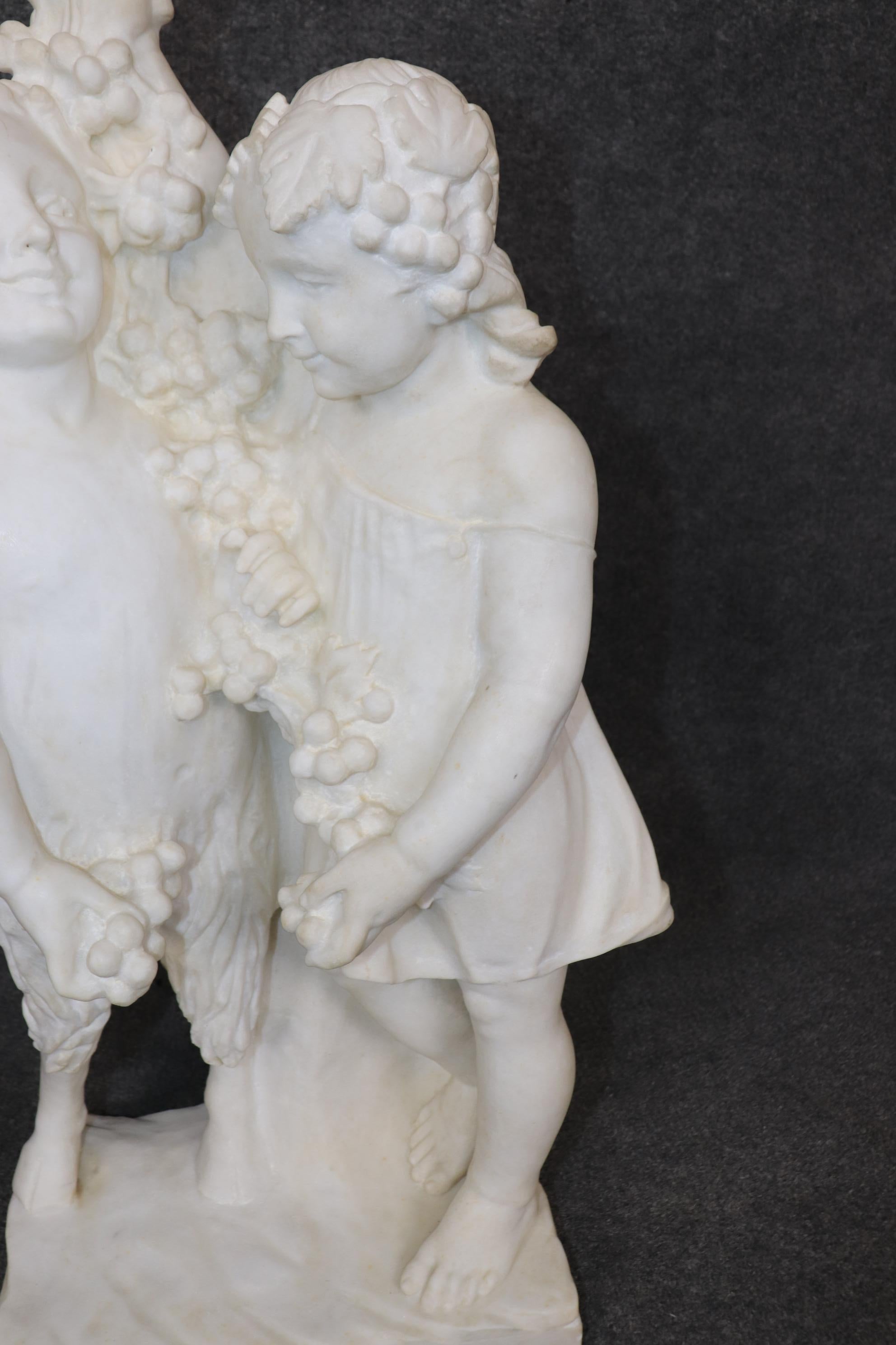 Marmo Antica scultura in marmo in stile neoclassico italiano di bambini putti in vendita
