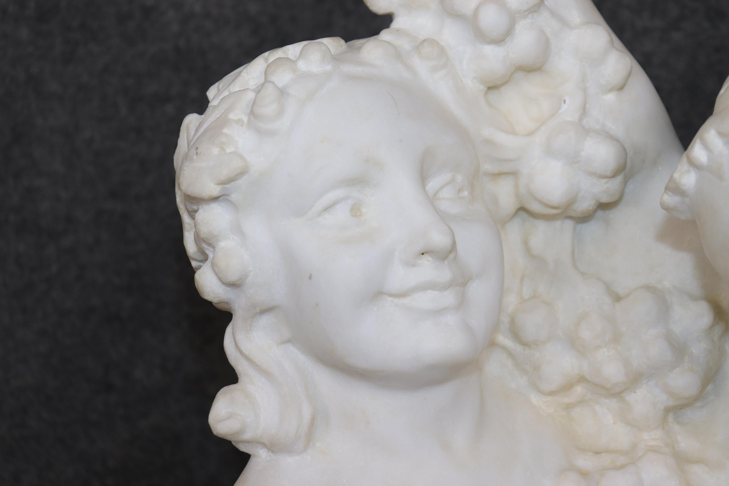 Antica scultura in marmo in stile neoclassico italiano di bambini putti in vendita 1